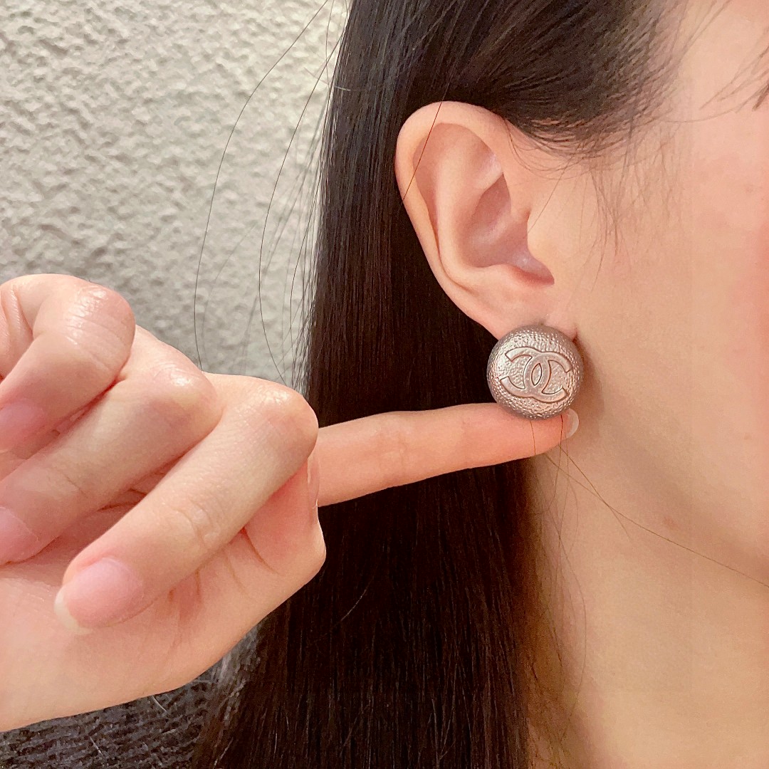  香奈儿✨圆形双C耳钉