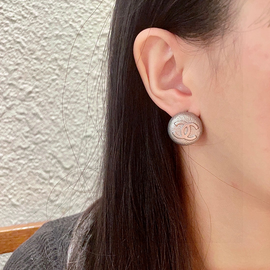 香奈儿✨圆形双C耳钉