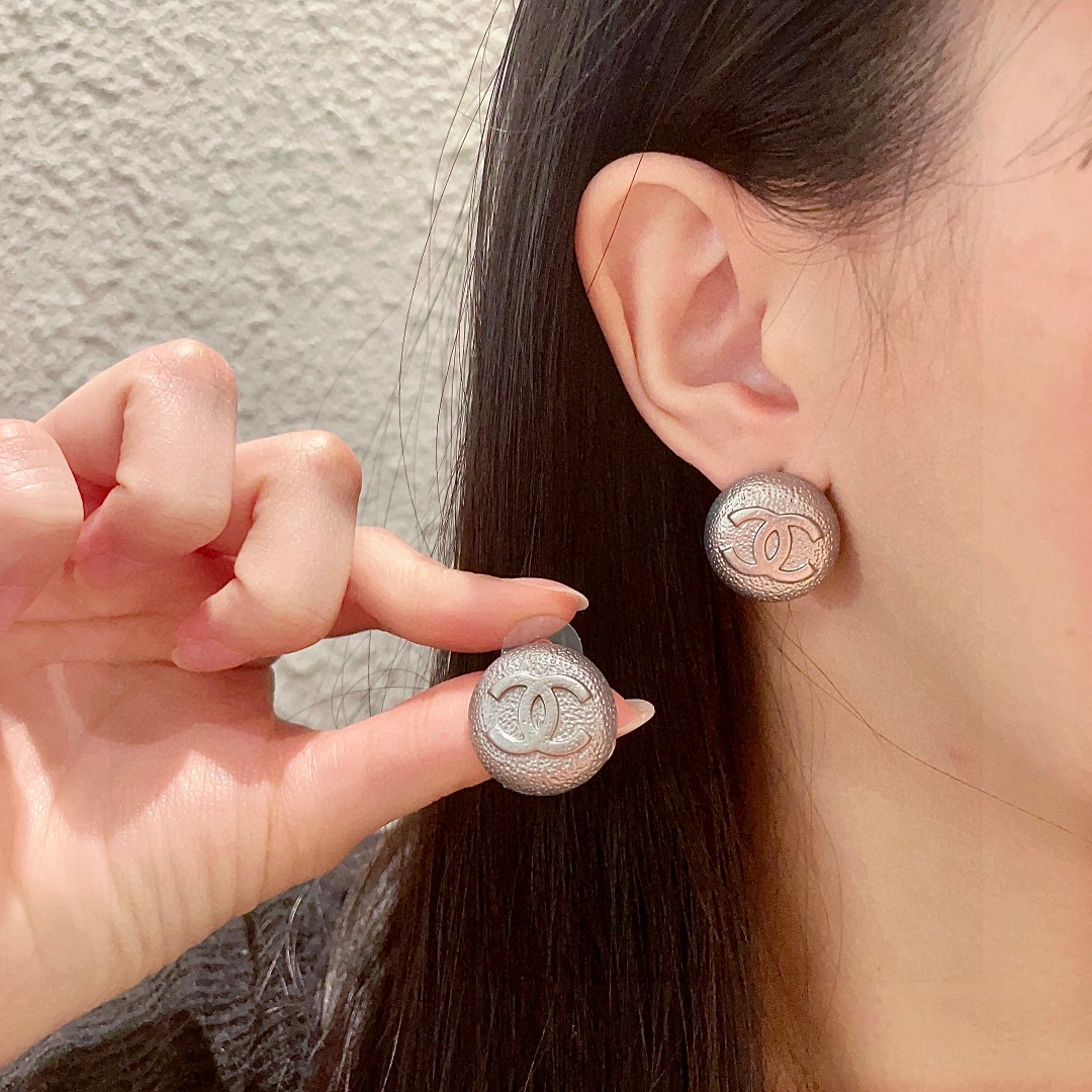  香奈儿✨圆形双C耳钉