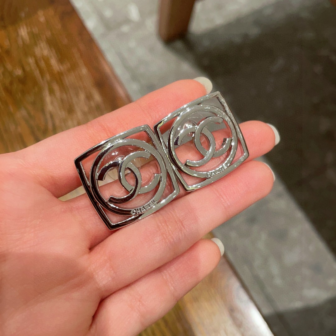  香奈儿✨经典双C字母耳钉
