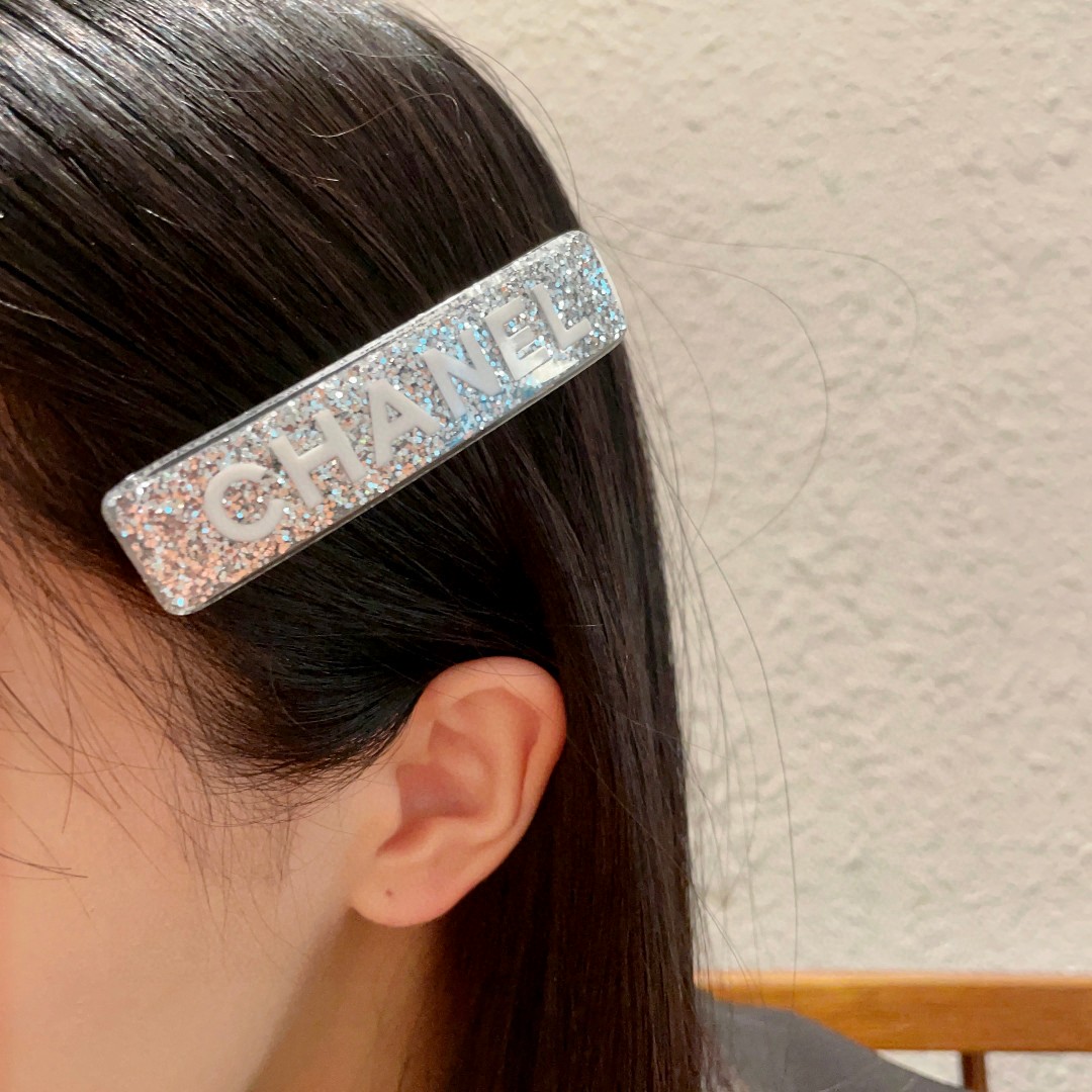  香奈儿✨字母发夹