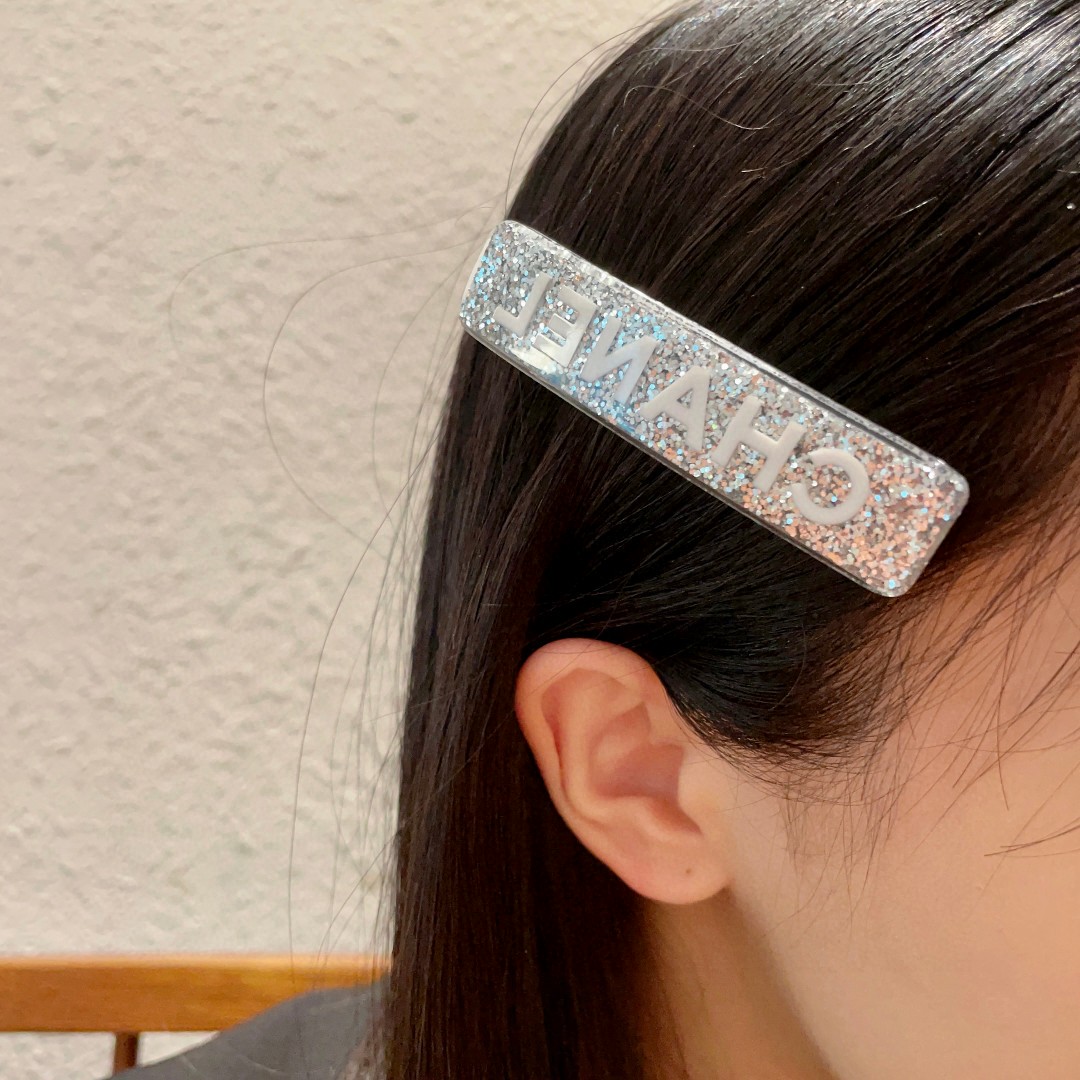  香奈儿✨字母发夹