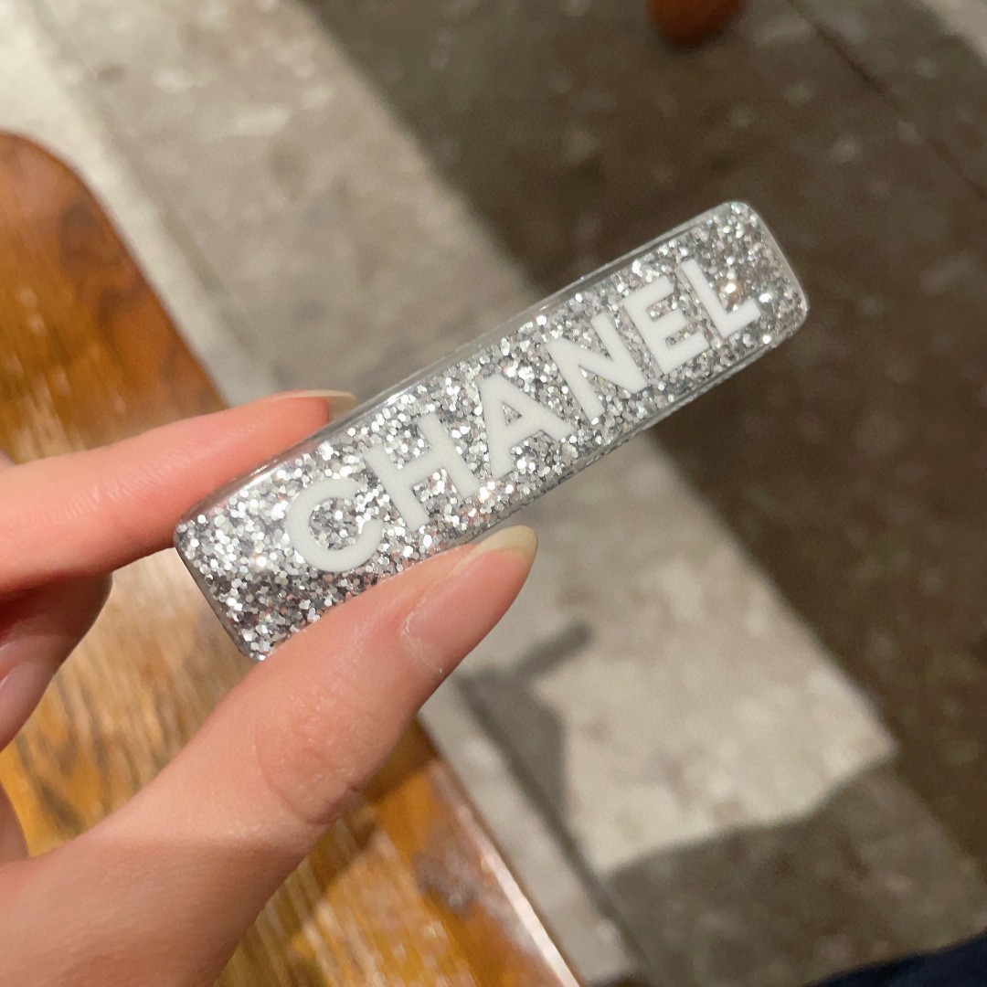  香奈儿✨字母发夹