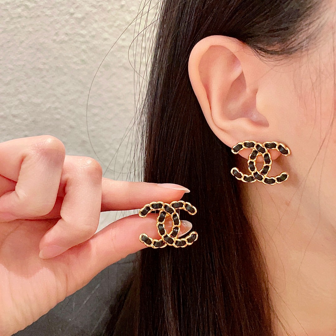  Chanel香奈儿 中古 耳钉👀小香家的款式真心无需多介绍😘🎶每一款都超好看，精致大方，非常显气质。