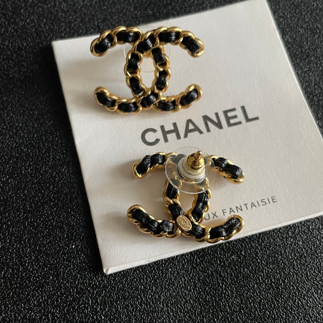  Chanel香奈儿 中古 耳钉👀小香家的款式真心无需多介绍😘🎶每一款都超好看，精致大方，非常显气质。
