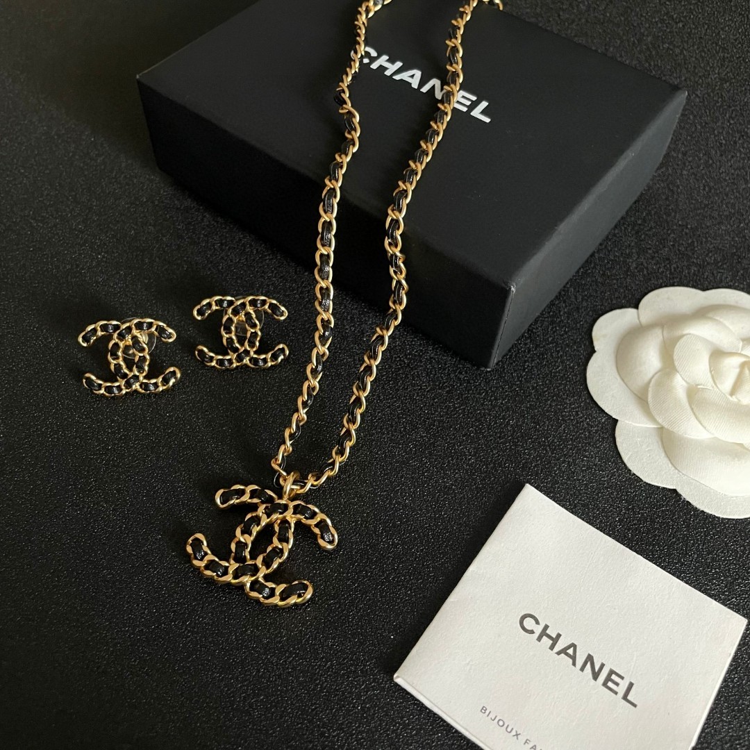  Chanel香奈儿 中古 耳钉👀小香家的款式真心无需多介绍😘🎶每一款都超好看，精致大方，非常显气质。