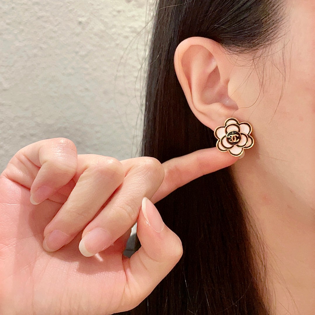  香奈儿✨山茶花双C耳钉