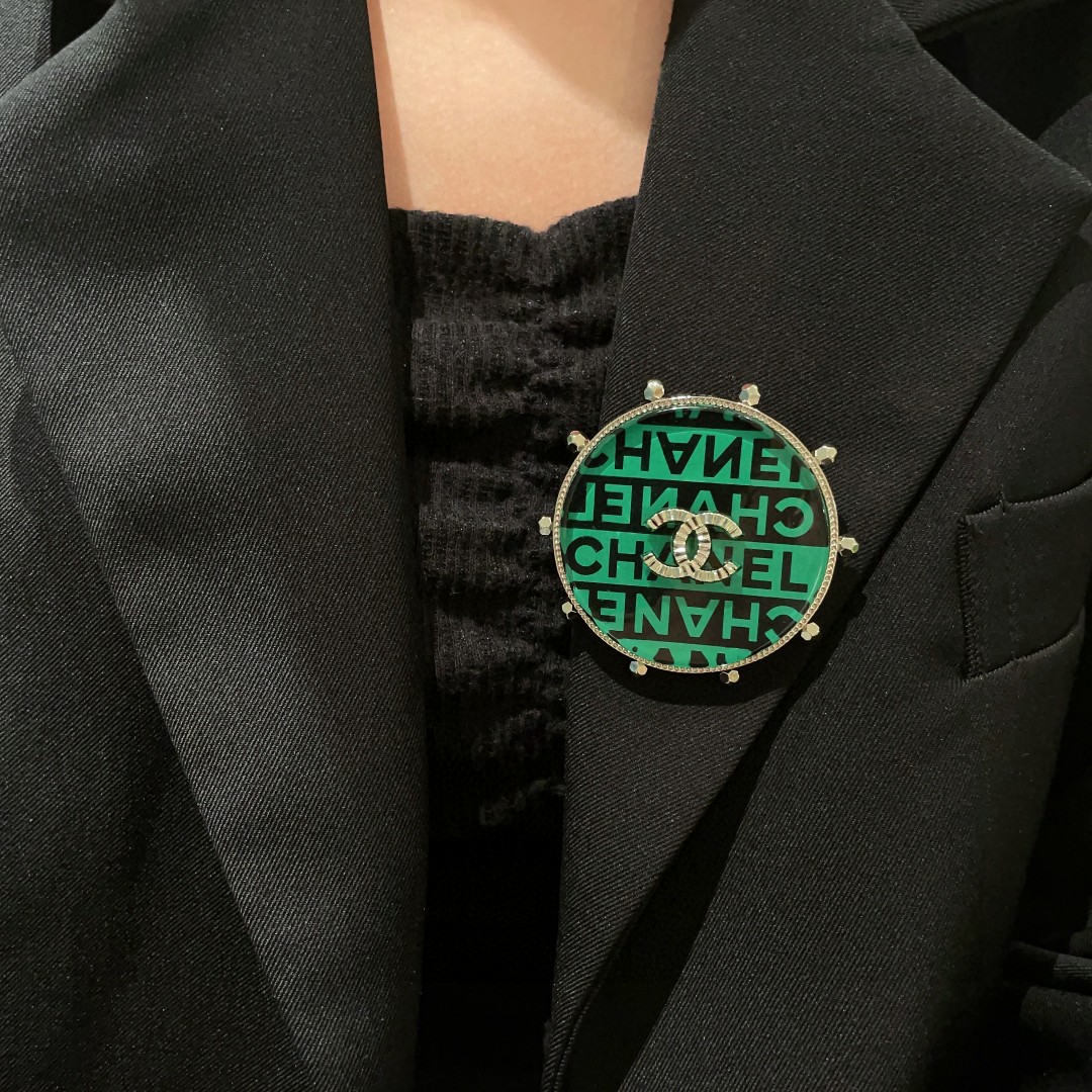  香奈儿✨字母双C胸针