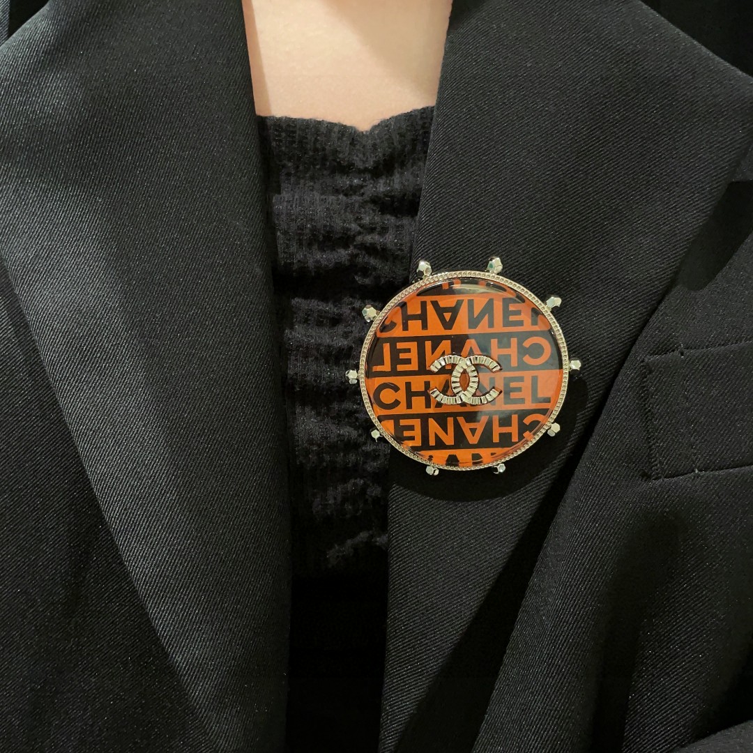  香奈儿✨字母双C胸针