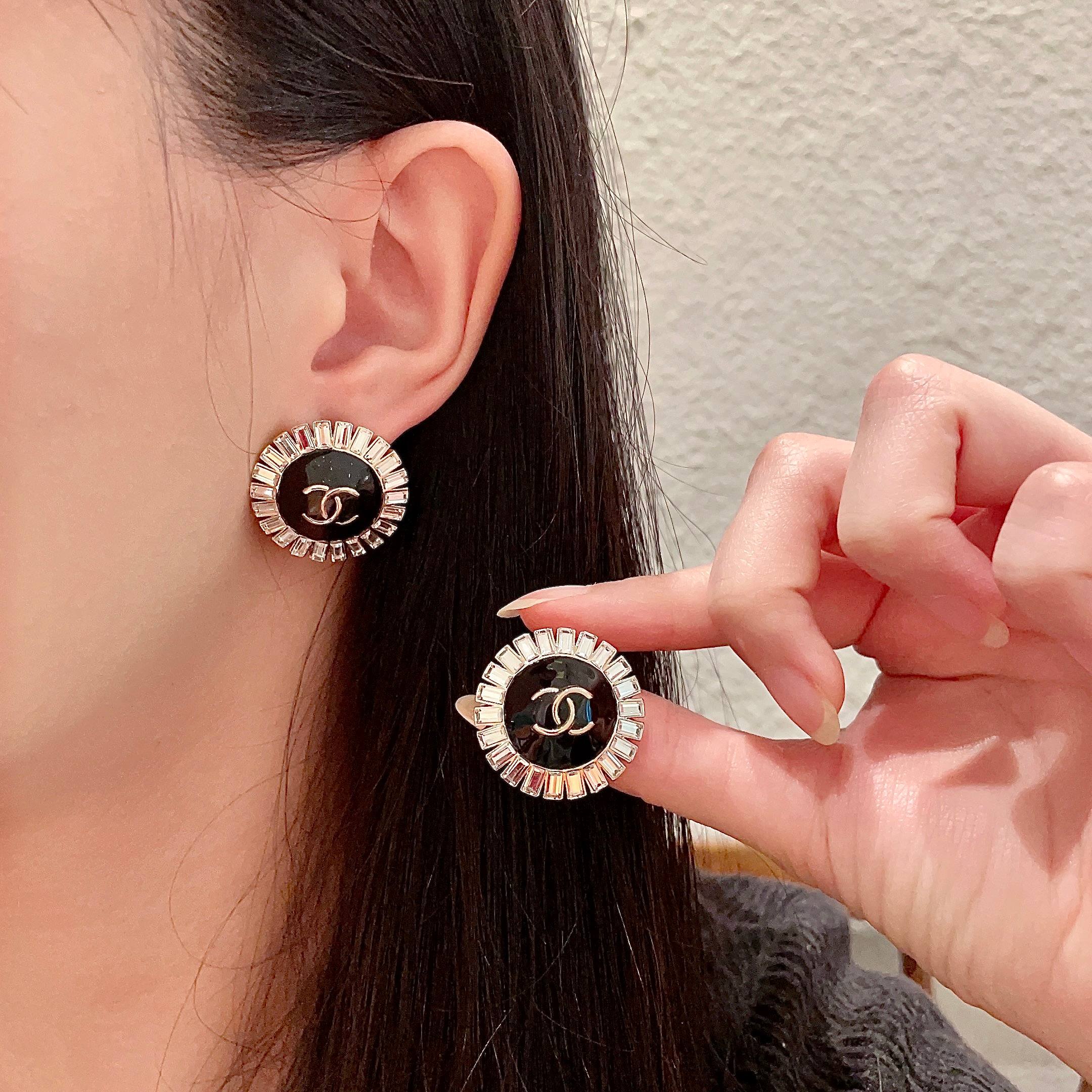  香奈儿✨双C镶钻耳钉