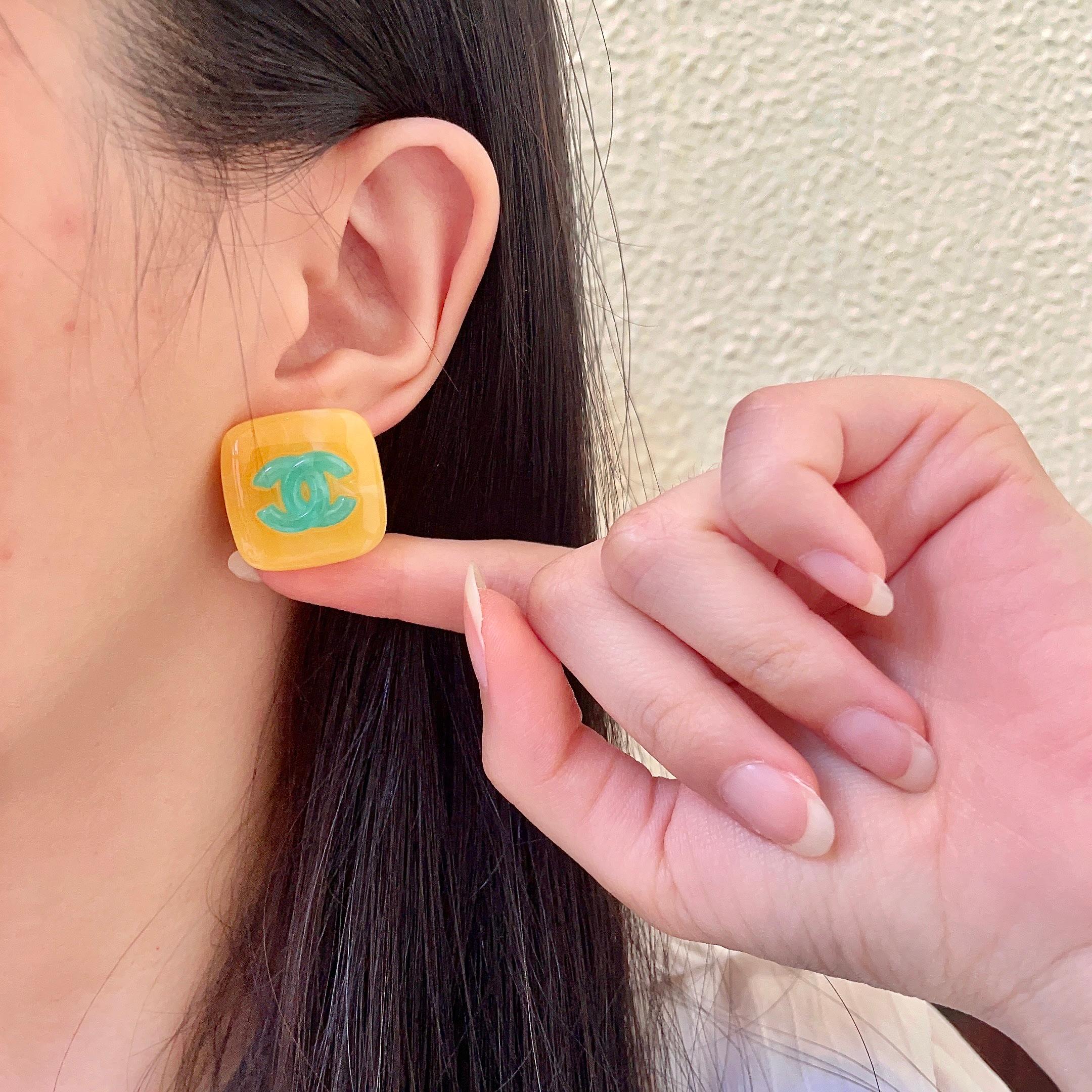 香奈儿✨糖果色双C耳钉
