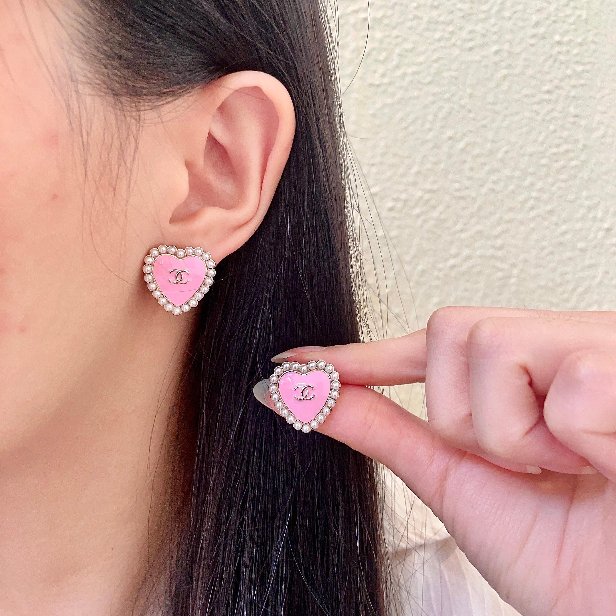 香奈儿✨珍珠爱心❤️双C耳钉