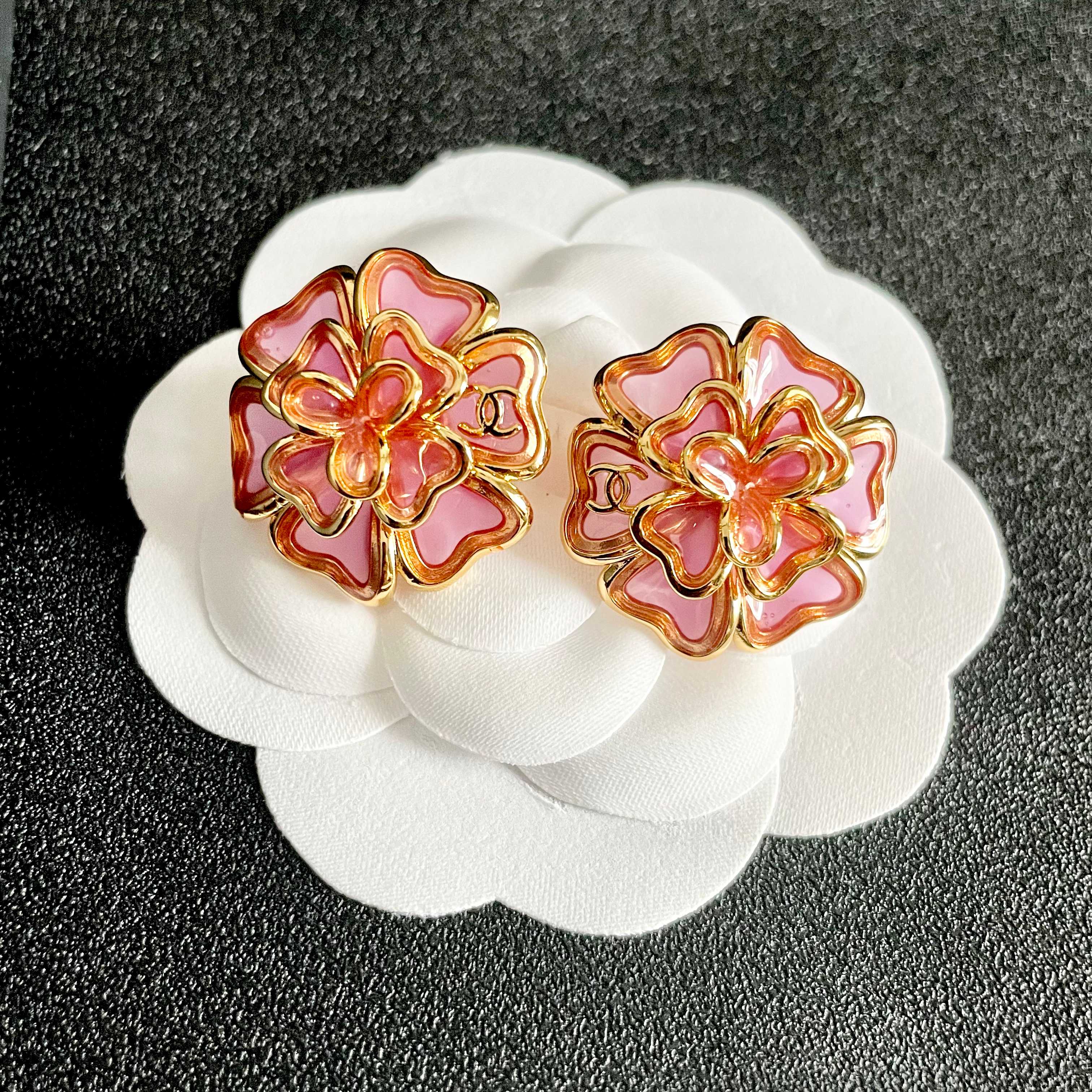 香奈儿✨山茶花🌸双C耳钉