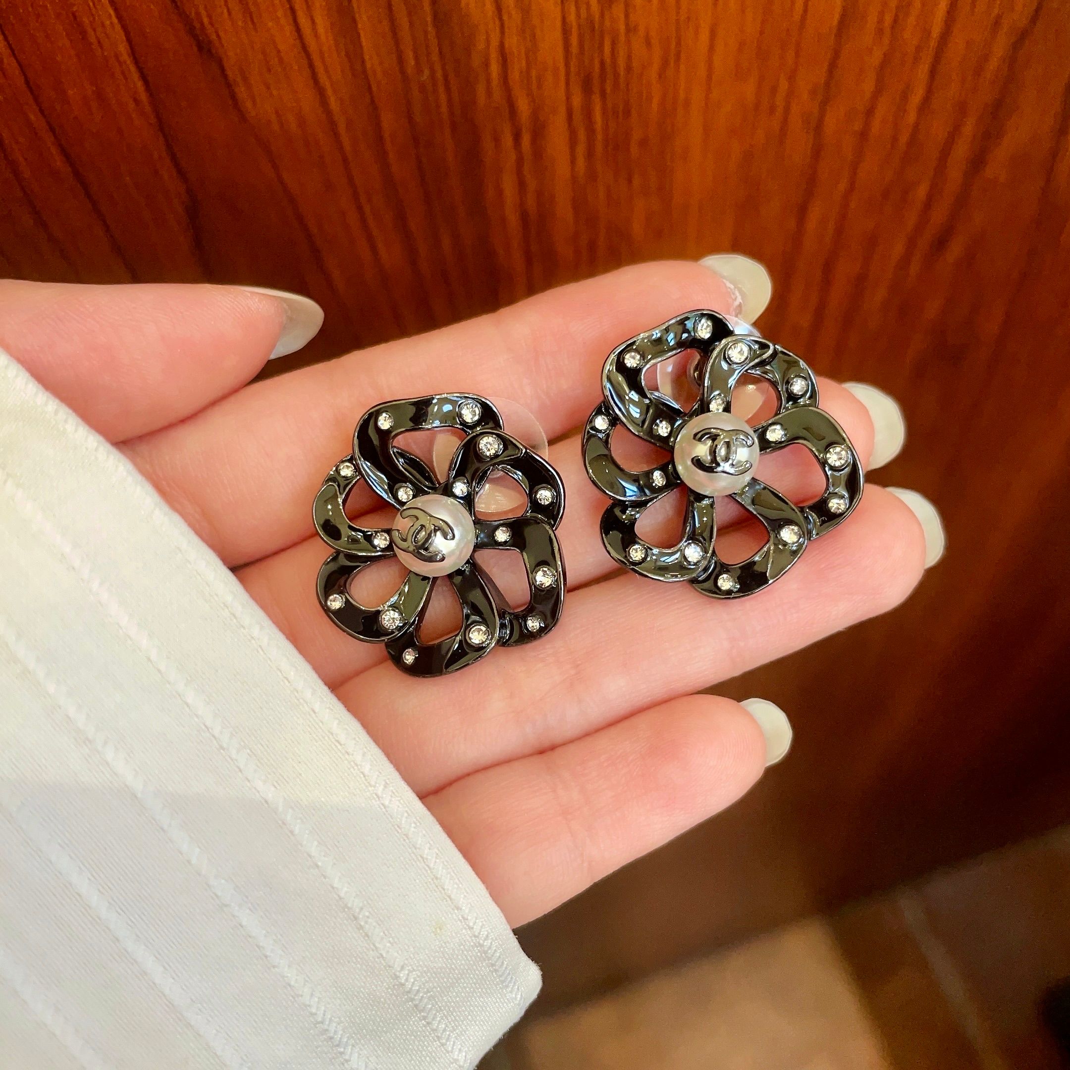 香奈儿❤️镂空山茶花🌸双C耳钉