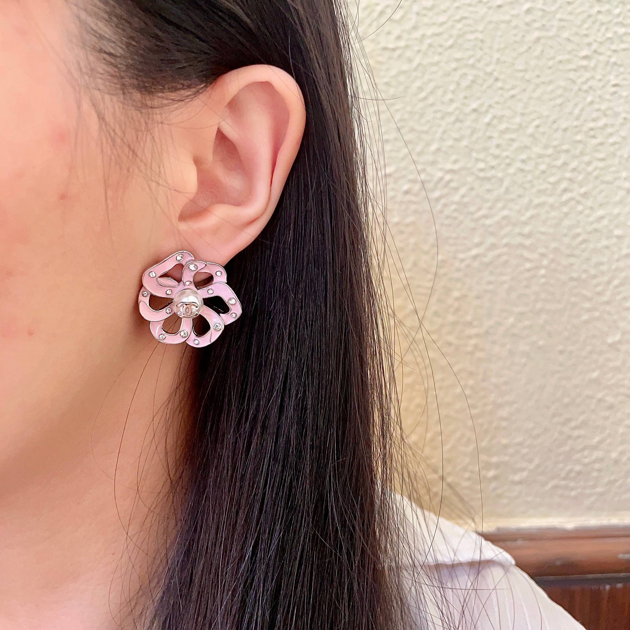 香奈儿❤️镂空山茶花🌸双C耳钉