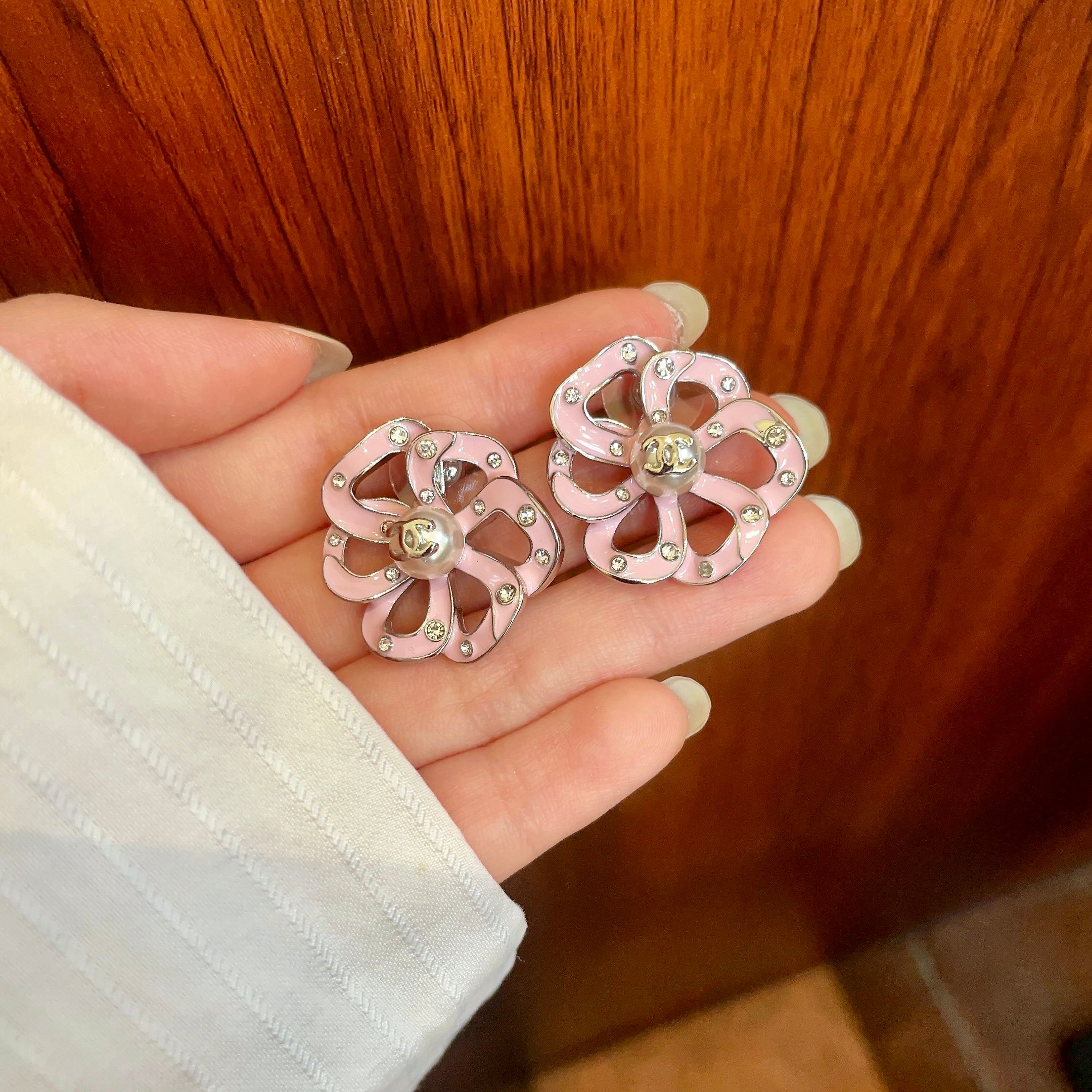 香奈儿❤️镂空山茶花🌸双C耳钉