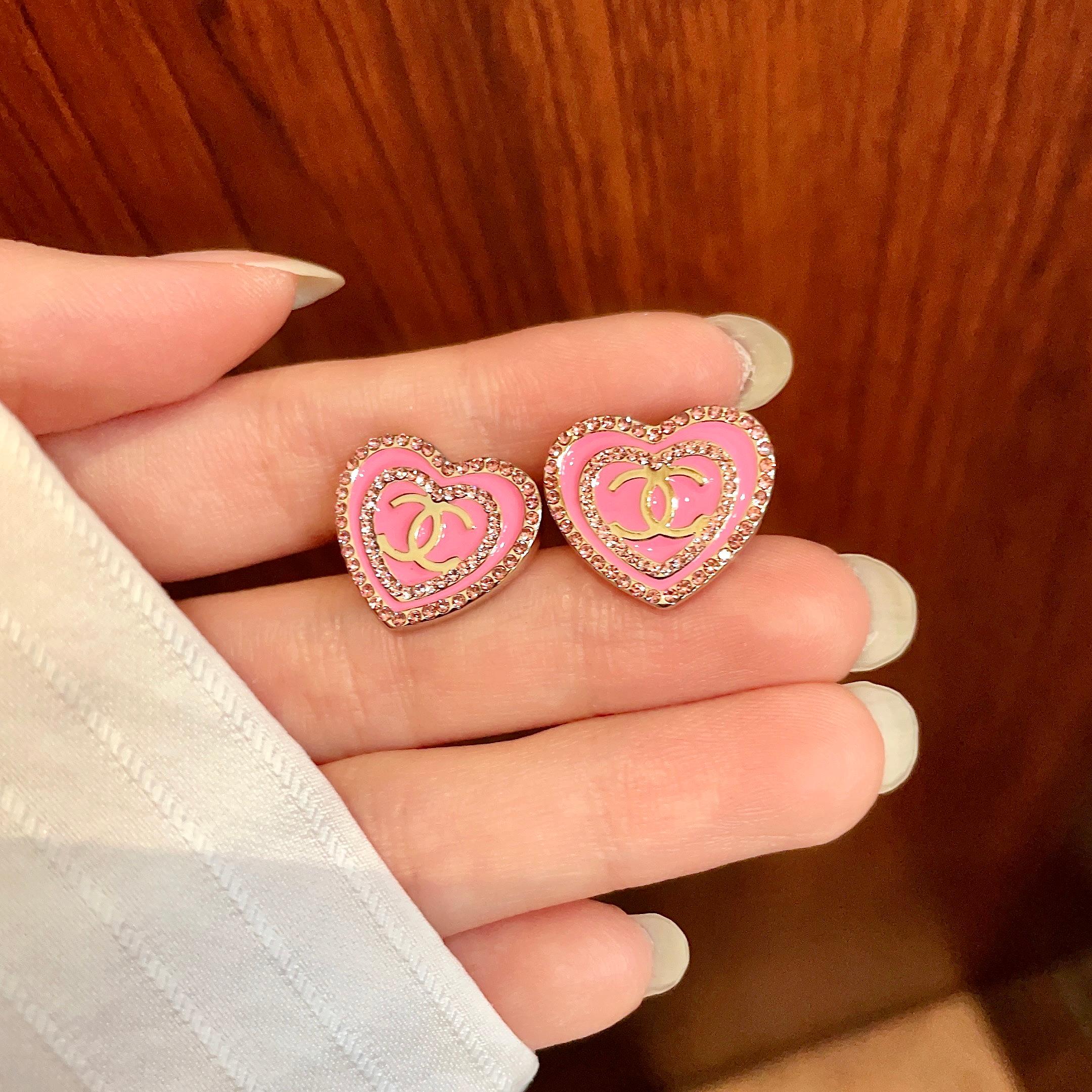 香奈儿✨爱心❤️镶钻双C耳钉
