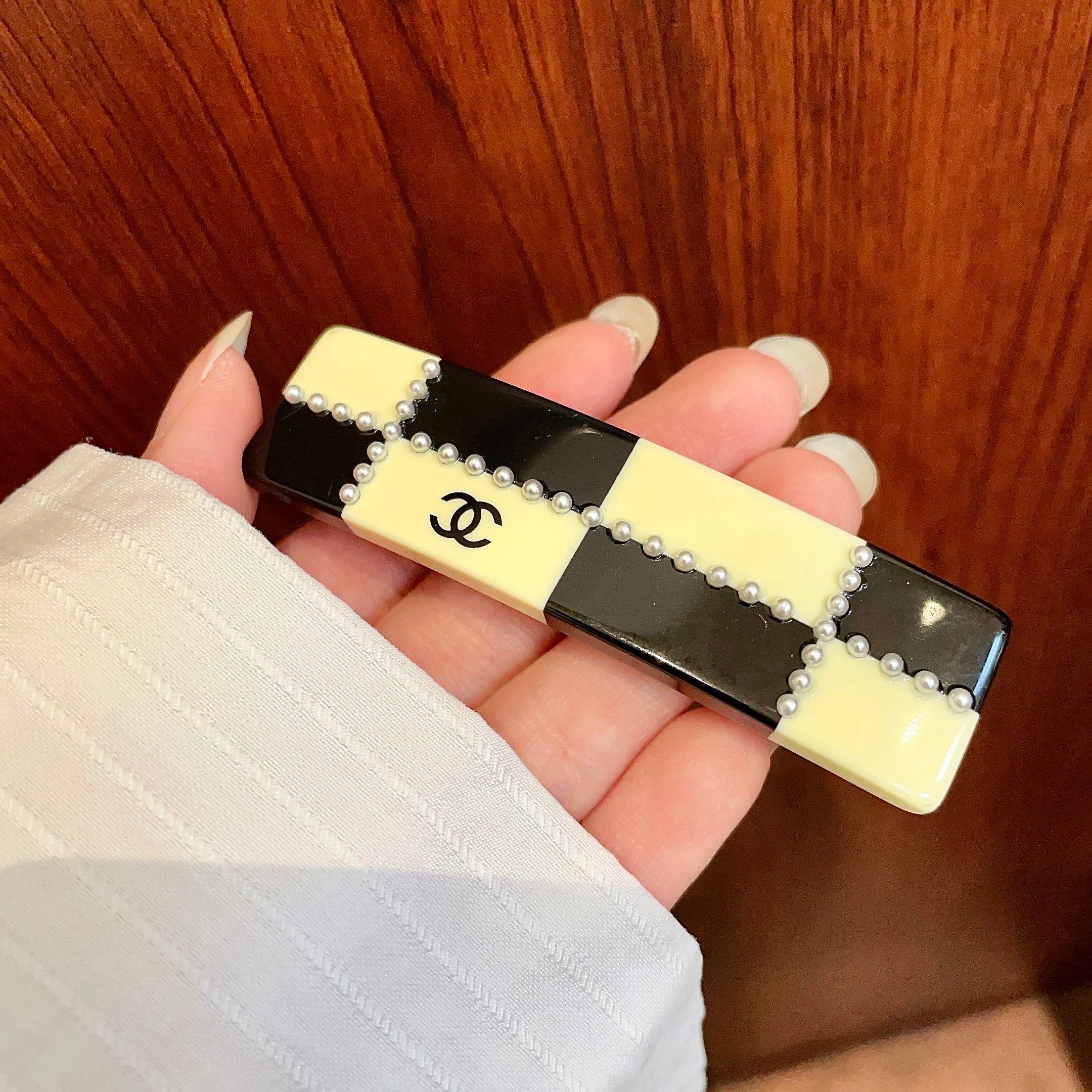 香奈儿✨珍珠拼色双C发夹