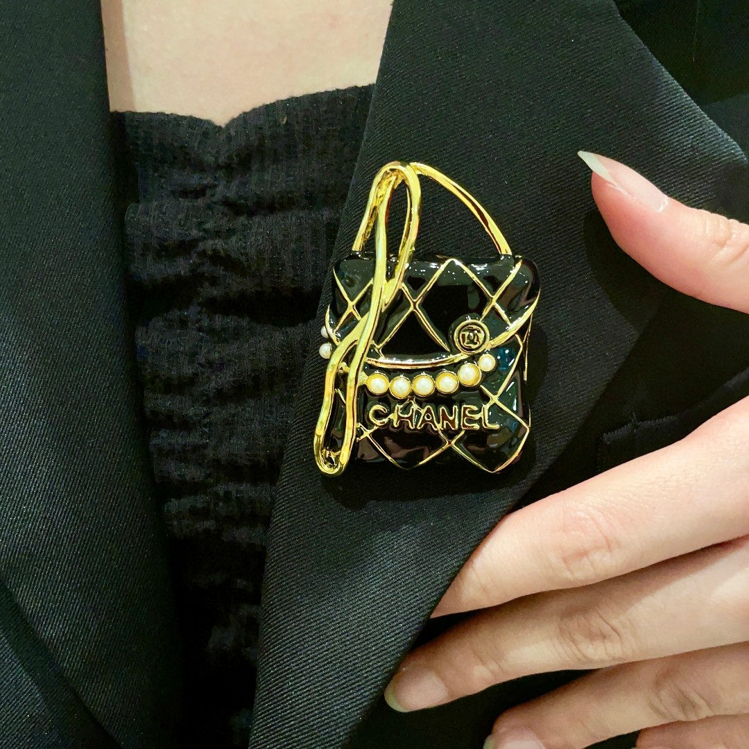 Chanel✨Broche de doble C con letras de bolso