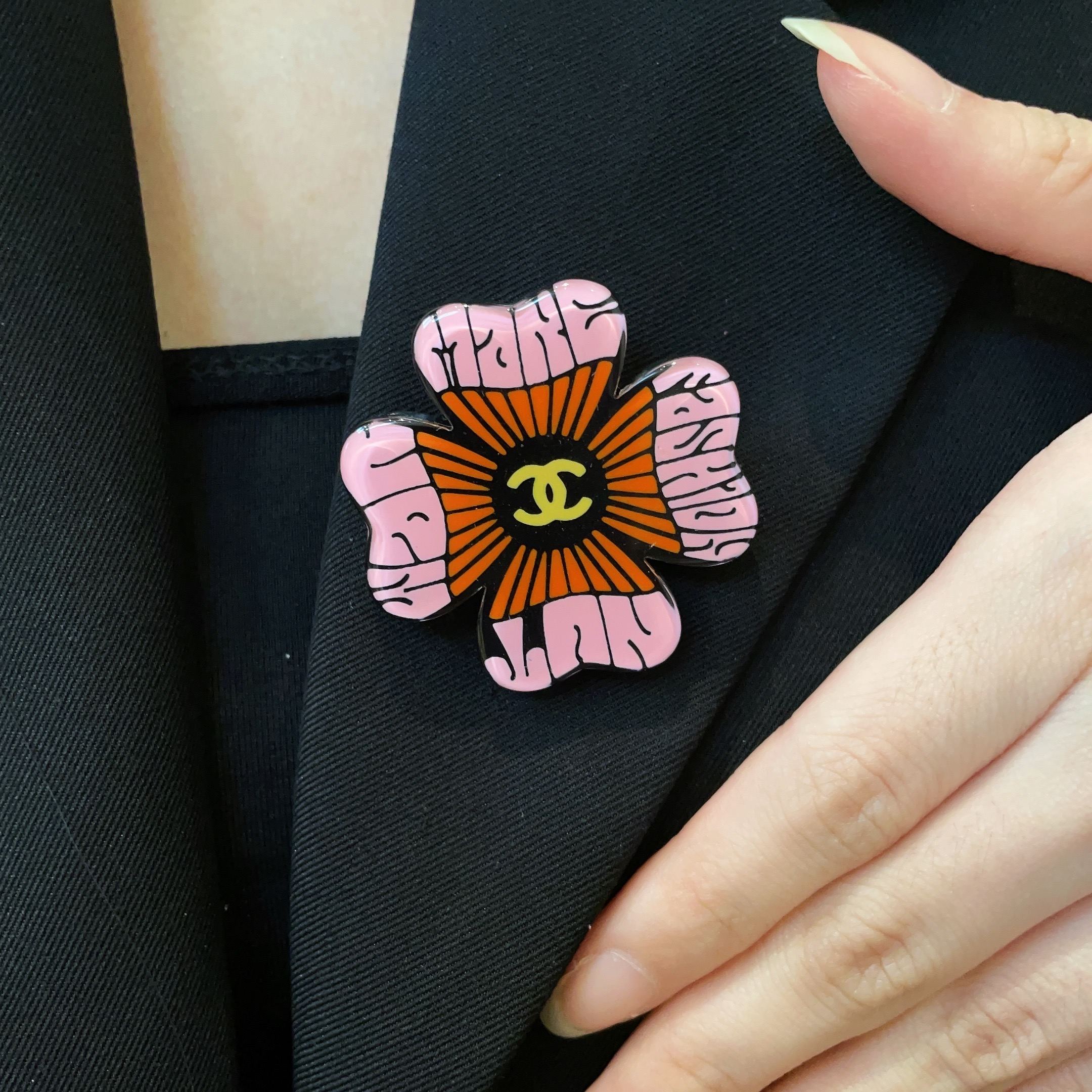Chanel ✨ Broche de doble C pintado a mano