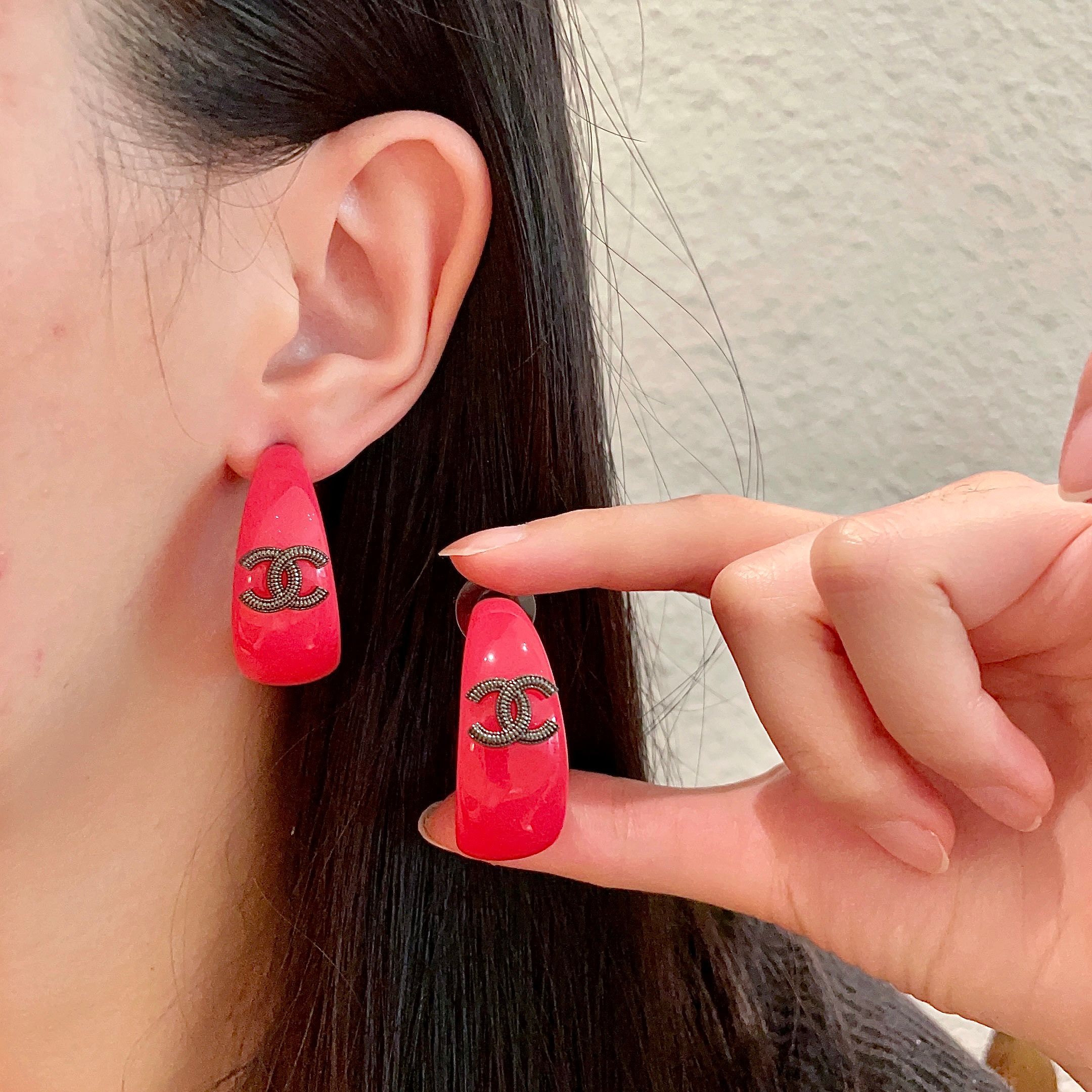 Chanel香奈儿 中古 耳钉👀小香家的款式真心无需多介绍😘🎶每一款都超好看，精致大方，非常显气质。