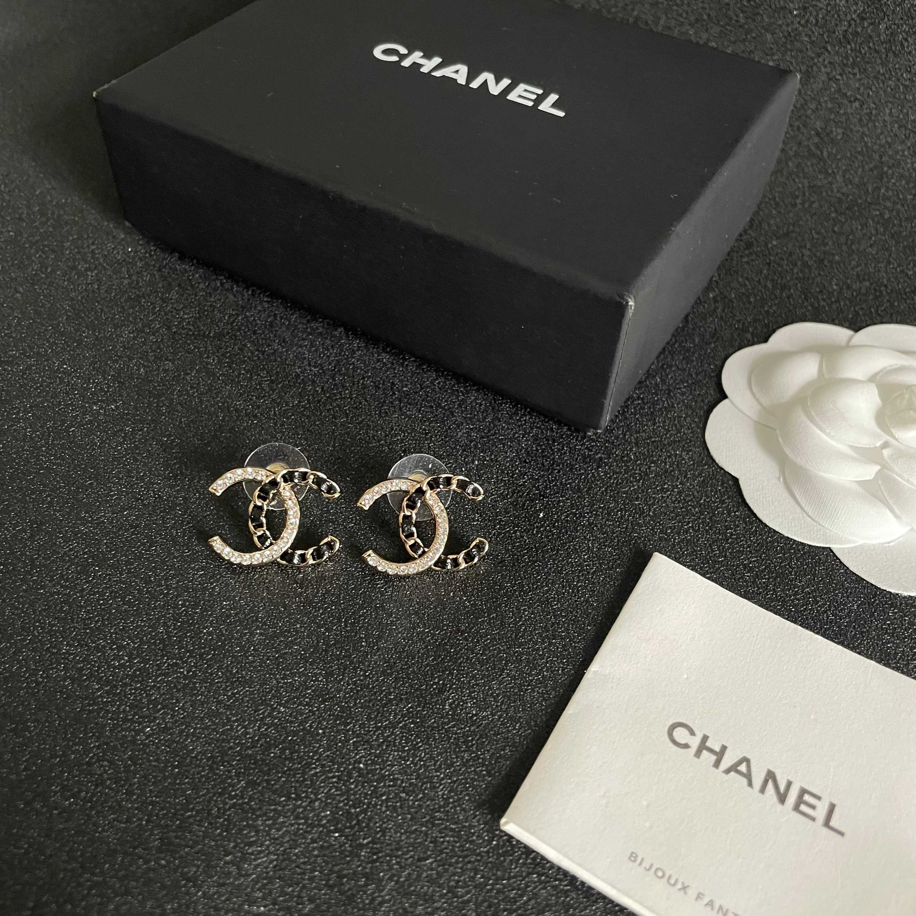 Chanel 香奈儿 皮绳双C镶钻耳钉
