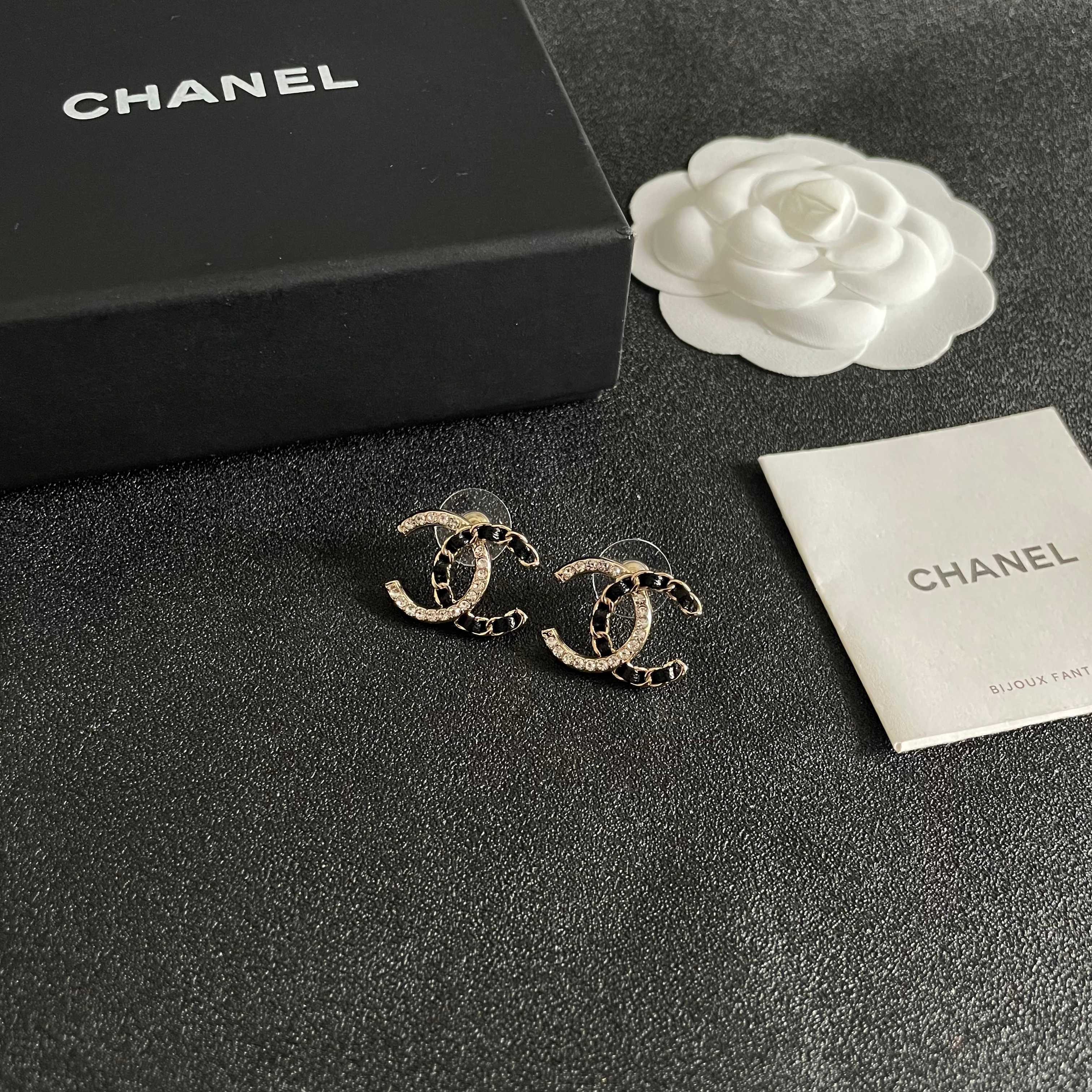 Chanel 香奈儿 皮绳双C镶钻耳钉