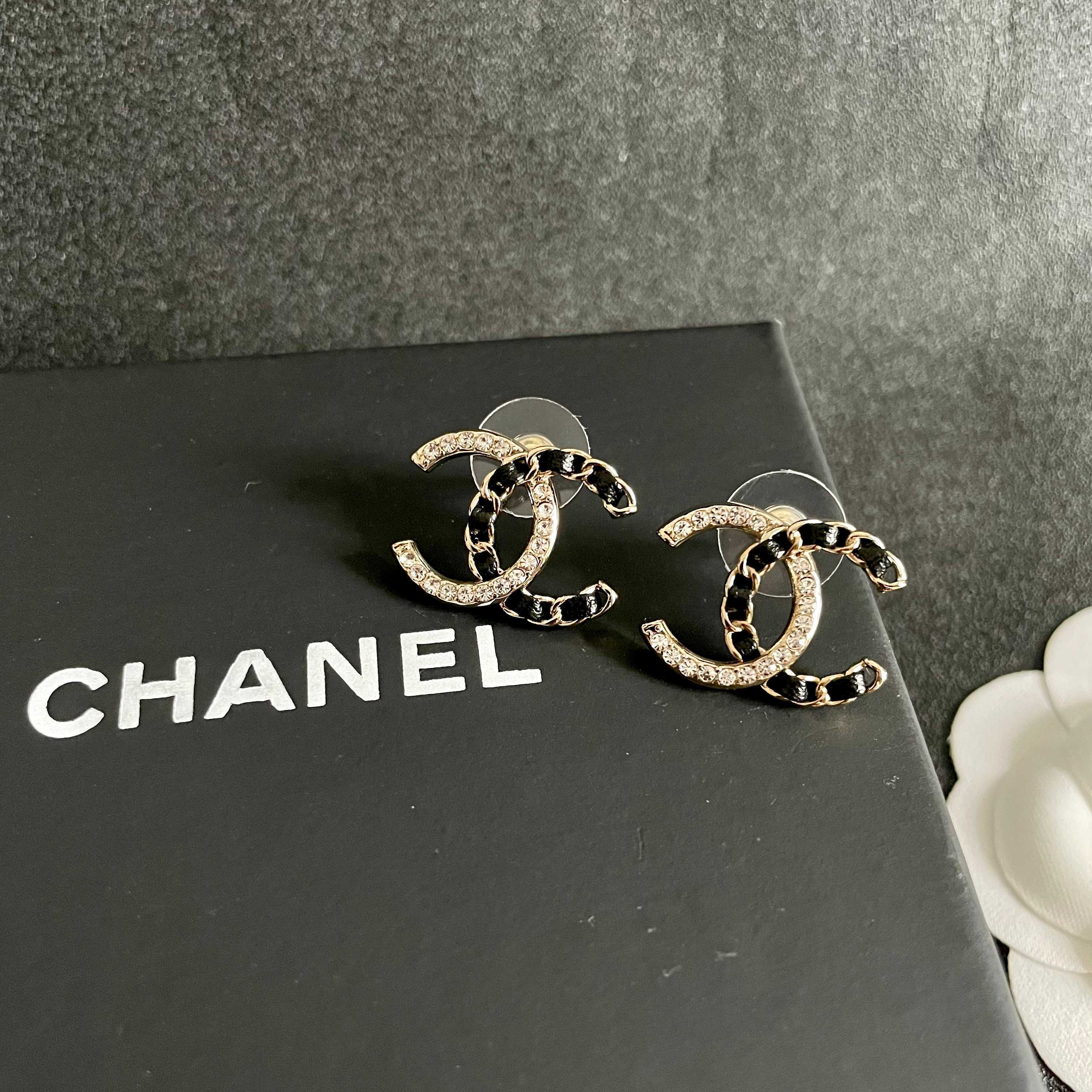 Chanel 香奈儿 皮绳双C镶钻耳钉