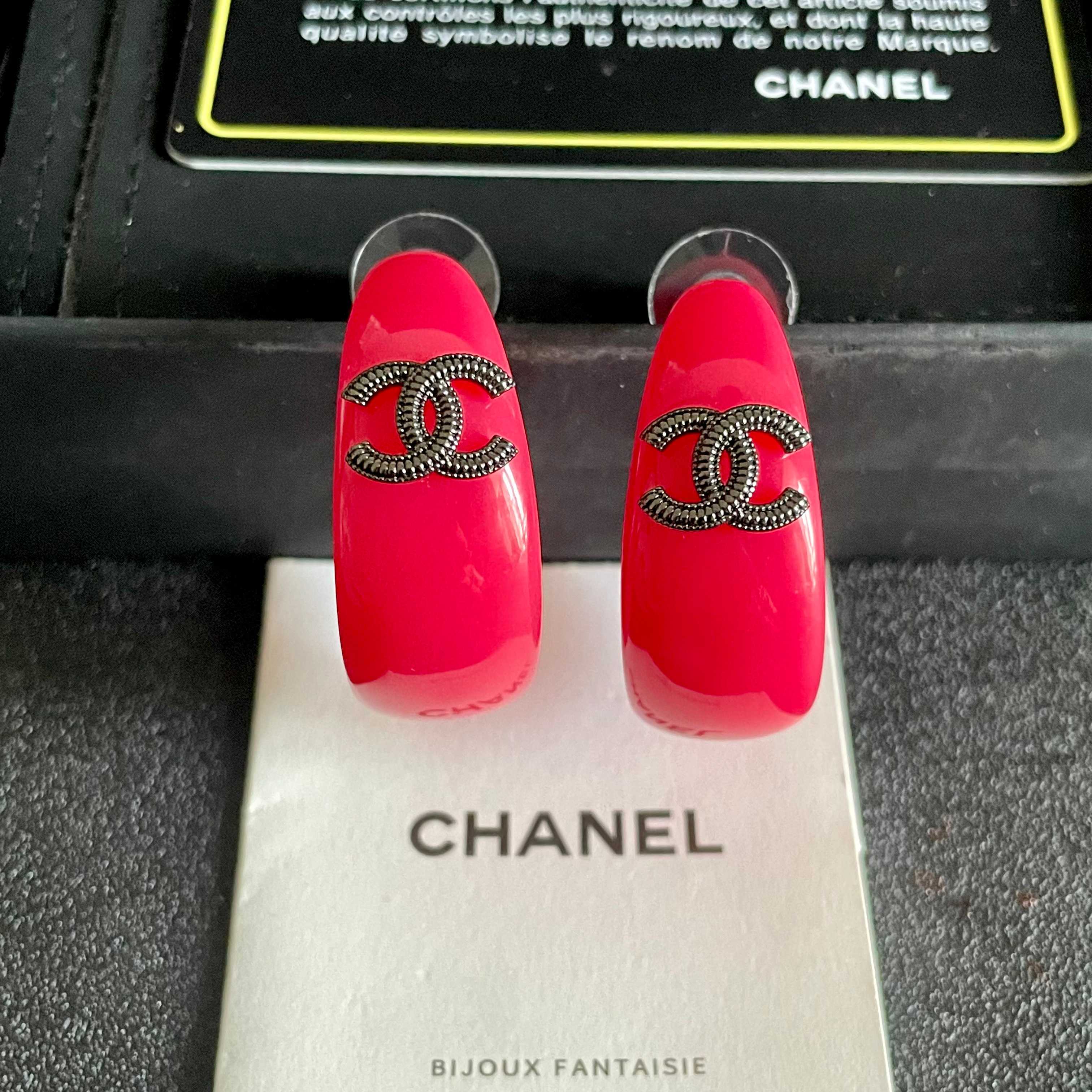 Chanel香奈儿 中古 耳钉👀小香家的款式真心无需多介绍😘🎶每一款都超好看，精致大方，非常显气质。