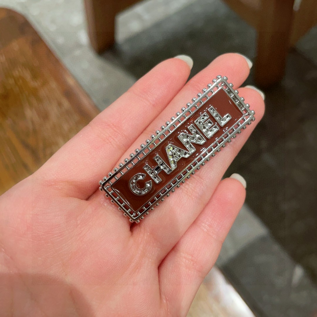香奈儿✨镂空字母发夹