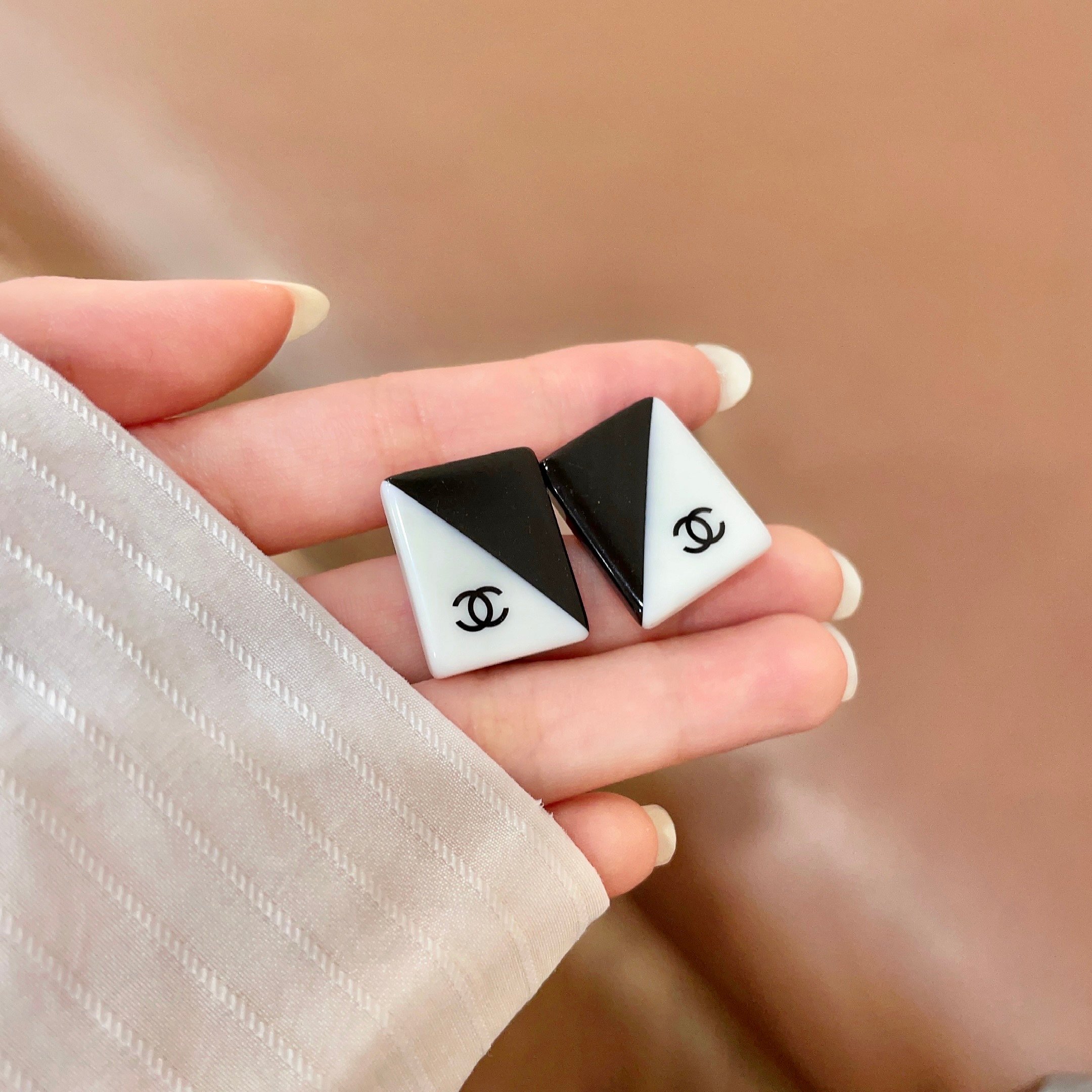 香奈儿✨经典双C拼色耳钉