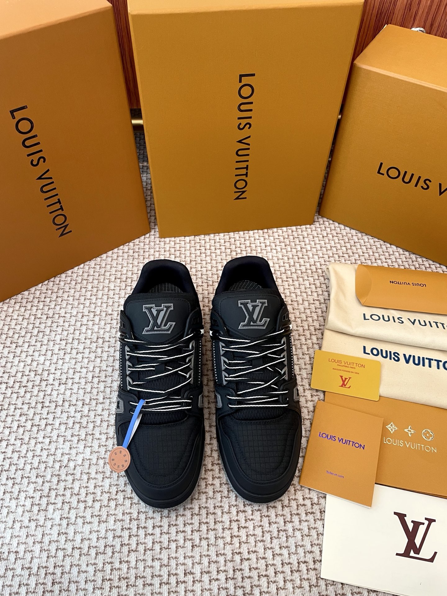 NO:274887,Louis Vuiton x Takashi Murakami jointly-branded sneakers LV Trainer sneakers are classic creativity inspired by designer Virgil Abloh. This time, smooth cowhide leather and Monogram embossed grain cowhide leather, and Monogram flowers are decorated with rubber outsole to reflect the eye-catching jump in the integrated color. Original imported top layer cowhide original custom breathable net Original open mold TPU combination sole, bottom thickness is about 3cm, size 35-45 (45 custom made),,louis vuitton,louis vuitton,louis vuitton,sneakers,cowhide19860909Louis Vuiton 路易威登 x 村上隆联名款运动鞋 LV Trainer运动鞋是由设计师Virgil Abloh由复古篮球鞋激发的经典创意,此次拼接光滑牛皮革和Monogram压纹粒面牛皮革,再以Monogram花卉点缀橡胶外底,映现一体色彩中的醒目跳跃 原版进口头层牛皮 原版定制透气网里 原版开模TPU组合大底 底厚 约3cm 码数35-45（45定做）,,louis vuitton,louis vuitton,louis vuitton,sneakers,cowhide,Men's shoes