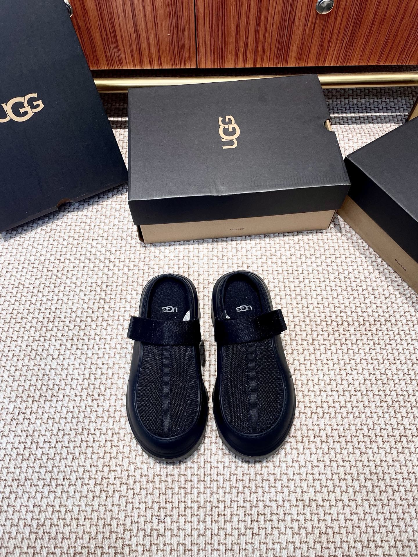 Las últimas pantuflas de suela gruesa en paquete medio del sitio web oficial de UGG 25ss. Me encantan las mis…