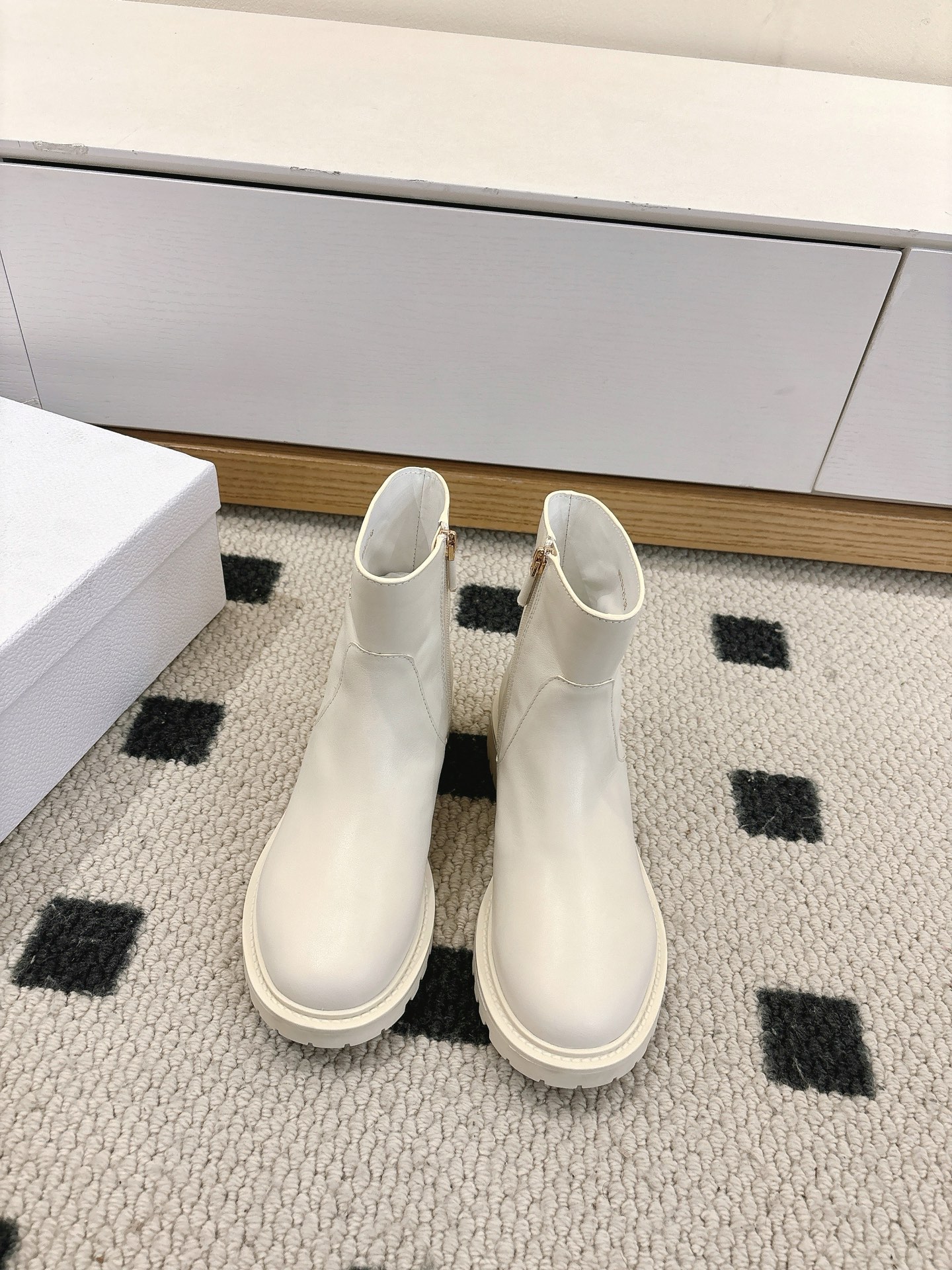 NO:593714,Dior chip version is exclusively shipped. The entire pair of shoes is purchased and developed by ZP. All customized materials, exclusive molded outsole, all details are shipped according to the version, and even the packaging is the same as the original product. The code number is 35-40 (custom-made 40 pieces are not returnable), dior19860909Dior 芯片版本 独家出货 整双鞋子采购Zp开发打造,全部定制材料,独家开模大底,细节全部对版出货,连包装也做到跟正品一样.码数35-40（40订做不退换）,,dior,Women's Shoes