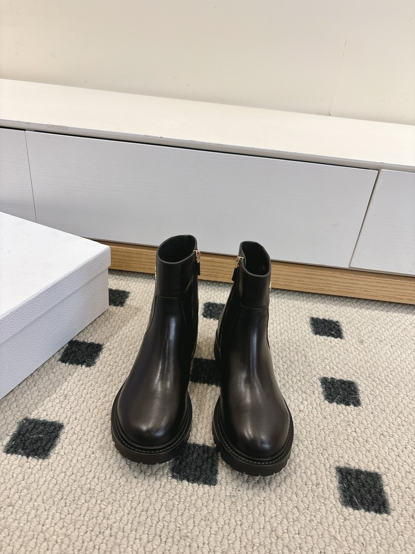 NO:593710,Dior chip version is exclusively shipped. The entire pair of shoes is purchased and developed by ZP. All customized materials, exclusive molded outsole, all details are shipped according to the version, and even the packaging is the same as the original product. The code number is 35-40 (custom-made 40 pieces are not returnable), boots, dior, boots19860909Dior 芯片版本 独家出货 整双鞋子采购Zp开发打造,全部定制材料,独家开模大底,细节全部对版出货,连包装也做到跟正品一样.码数35-40（40订做不退换）,靴子,dior,boots,Women's Shoes