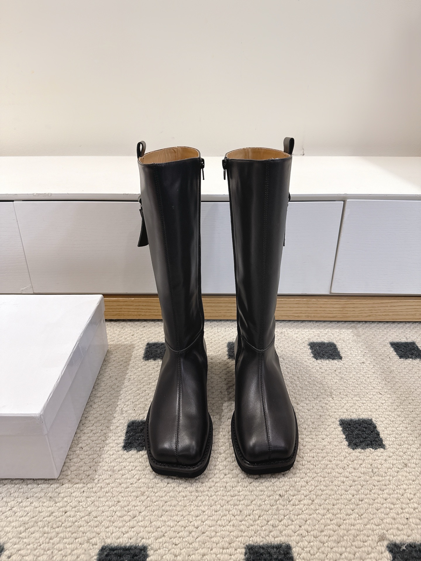 NO:593719,MM6 chip version is exclusively shipped. The entire pair of shoes is developed and manufactured by ZP. All customized materials, exclusive molded outsole, all details are shipped according to the version, and even the packaging is the same as the original. The code number is 35-40 (custom-made 40 pieces are not returnable), boots, masion margiela, boots19860909MM6 芯片版本 独家出货 整双鞋子采购Zp开发打造,全部定制材料,独家开模大底,细节全部对版出货,连包装也做到跟正品一样.码数35-40（40订做不退换）,靴子,masion margiela,boots,Women's Shoes