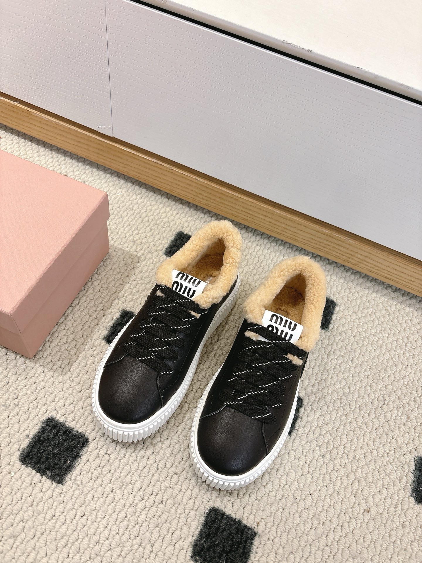 NO:593712,miumiu chip version is exclusively shipped. The entire pair of shoes is purchased and developed by ZP. All customized materials, exclusive molded outsole, all details are shipped according to the version, and even the packaging is the same as the original product. The code number is 35-40 (custom-made 40 pieces are non-returnable), casual shoes/sports shoes, miumiu, sneakers19860909miumiu 芯片版本 独家出货 整双鞋子采购Zp开发打造,全部定制材料,独家开模大底,细节全部对版出货,连包装也做到跟正品一样.码数35-40（40订做不退换）,休闲鞋/运动鞋毛毛鞋,miumiu,sneakers,Women's Shoes