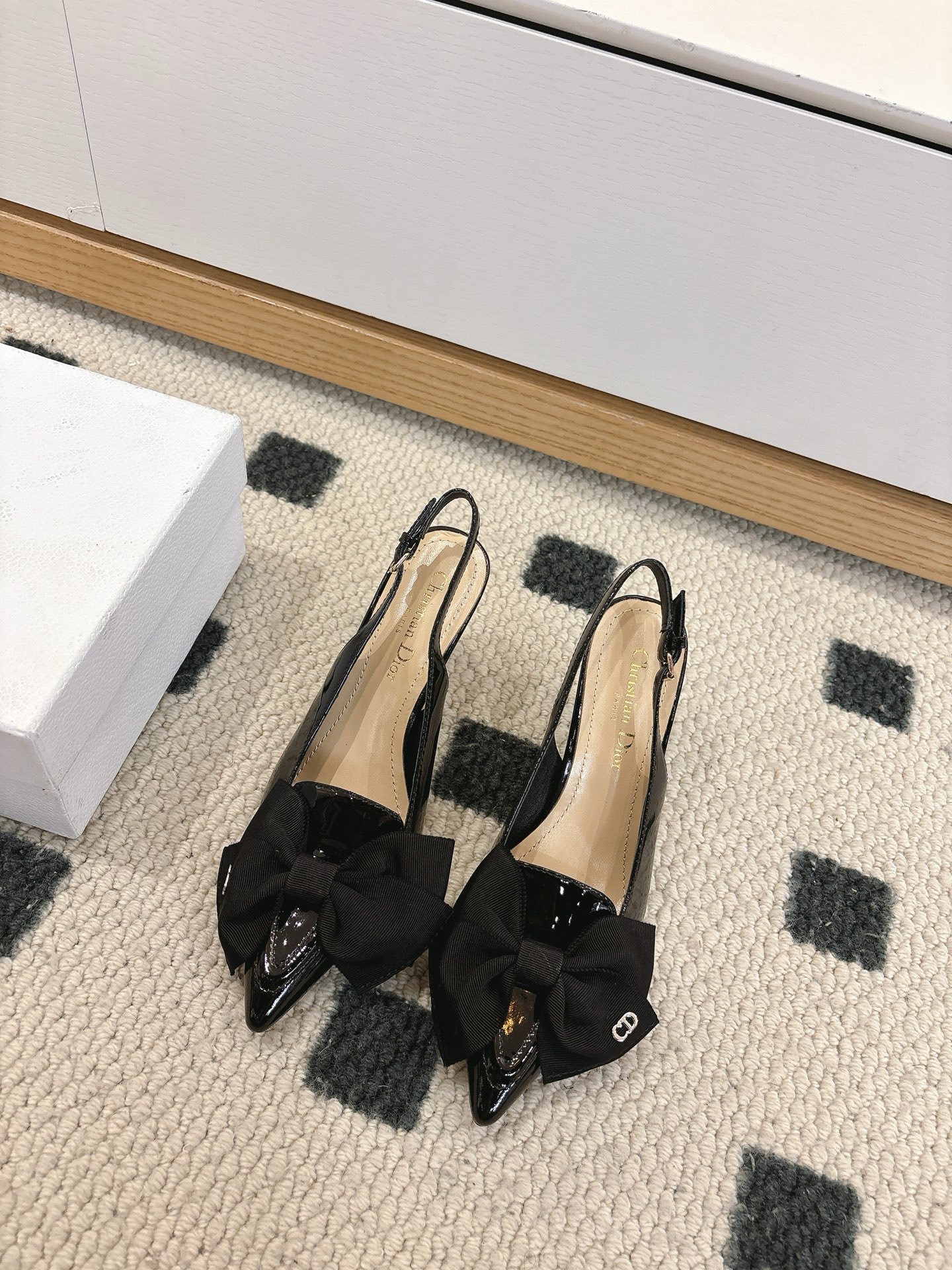 NO:593718,Dior chip version is exclusively shipped. The entire pair of shoes is purchased and developed by ZP. All customized materials, exclusive molded outsole, all details are shipped according to the version, and even the packaging is the same as the original product. The code number is 35-40 (custom-made 40 non-refundable), high-heeled sandals, dior, sandals, high heels19860909Dior 芯片版本 独家出货 整双鞋子采购Zp开发打造,全部定制材料,独家开模大底,细节全部对版出货,连包装也做到跟正品一样.码数35-40（40订做不退换）,高跟鞋凉鞋,dior,sandals,high heels,Women's Shoes