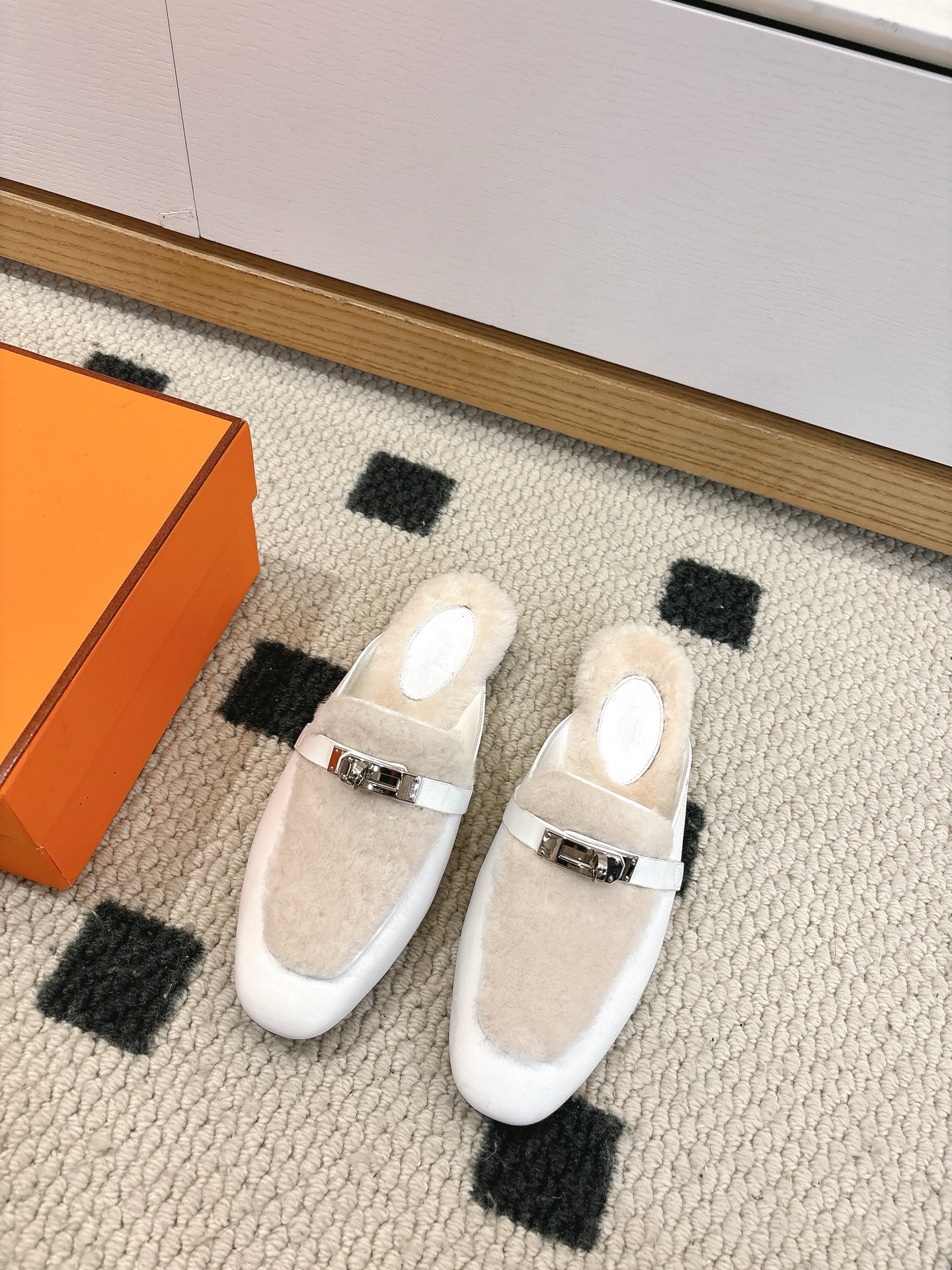 NO:593716,Hermès chip version is exclusively shipped. The entire pair of shoes is purchased and developed by ZP. All customized materials, exclusive molded outsole, all details are shipped according to the version, and even the packaging is the same as the original product. The code number is 35-40 (custom-made 40 pieces are non-returnable), half-shoes, hermes19860909爱马仕 芯片版本 独家出货 整双鞋子采购Zp开发打造,全部定制材料,独家开模大底,细节全部对版出货,连包装也做到跟正品一样.码数35-40（40订做不退换）,半拖毛毛鞋,hermes,Women's Shoes