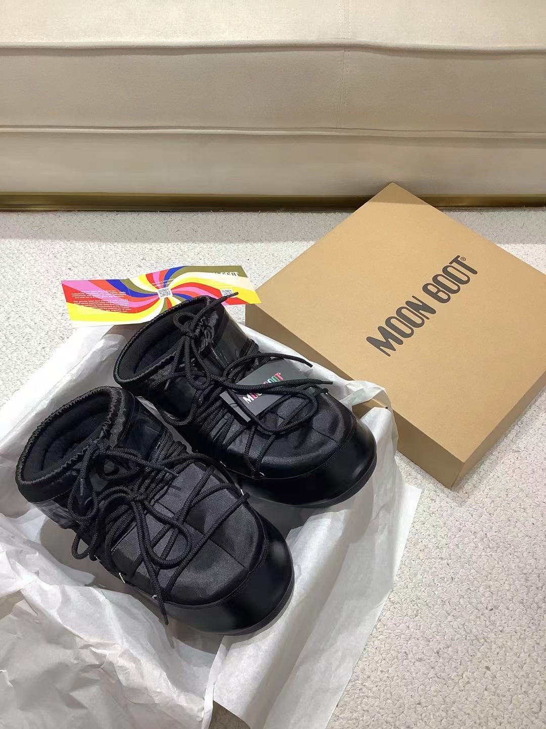 NO:490122,Moon Boot｜Space fashion in the snow, the same warm artifact as celebrities. It started in the 1970s and was inspired by Apollo's moon landing. Founder Giancarlo Zanatta used aerospace boots as inspiration to create this 'moon boot' that combines performance and shape, and has since become an iconic symbol of ski vacation and fashion trends!  Celebrities are crazy about calling | Wang Hedi, Yang Chaoyue, and Yi Mengling are all wearing it. From the popularity of the 1980s to the present, it is still shining on the streets and the snow. Functions and appearance are flying together. Anti-slip, cold-proof honeycomb rubber sole, and walking on ice and snow ground is super stable. One-step pedal design + no left and right feet, which is super easy to put on and take off. Cross-surround shoelaces + oval boots, full of retro and futuristic feeling. The new three-color satin color is available. The texture is high-end and the color is beautiful!  Warm and versatile, you are the coolest baby in the snow~ The ceiling deserves its reputation!  I immediately transform into a cool and cool sister #MoonBoot #Snow Boots #Single Style #Ski Equipment #Winter Wear 36/38 Small Size 39/41 Large Size, Snow Boots, Boots19860909Moon Boot｜雪地里的太空时尚,明星同款保暖神器 始于70年代,源自阿波罗登月的灵感 创始人Giancarlo Zanatta以宇航靴为灵感,打造出这款兼具性能与造型的“月球靴”,从此成为滑雪度假与时尚潮流的标志性符号！ 明星疯狂打call｜王鹤棣、杨超越、易梦玲都在穿 从80年代火到如今,依旧闪耀街头与雪场～ 功能与颜值齐飞 防滑防寒蜂窝橡胶底,冰雪地面行走超稳 一脚蹬设计+不分左右脚,穿脱超方便 交叉环绕鞋带+椭圆靴型,复古未来感拉满 全新缎面三色登场 质感高级,颜色美炸！保暖又百搭,雪地里你就是最酷的崽～ 颜值天花板实至名归！穿上立马变身酷炫拽姐 #MoonBoot #雪地靴 #明星同款 #滑雪装备 #冬季穿搭 36/38小码 39/41大码,雪地靴,boots,Women's Shoes