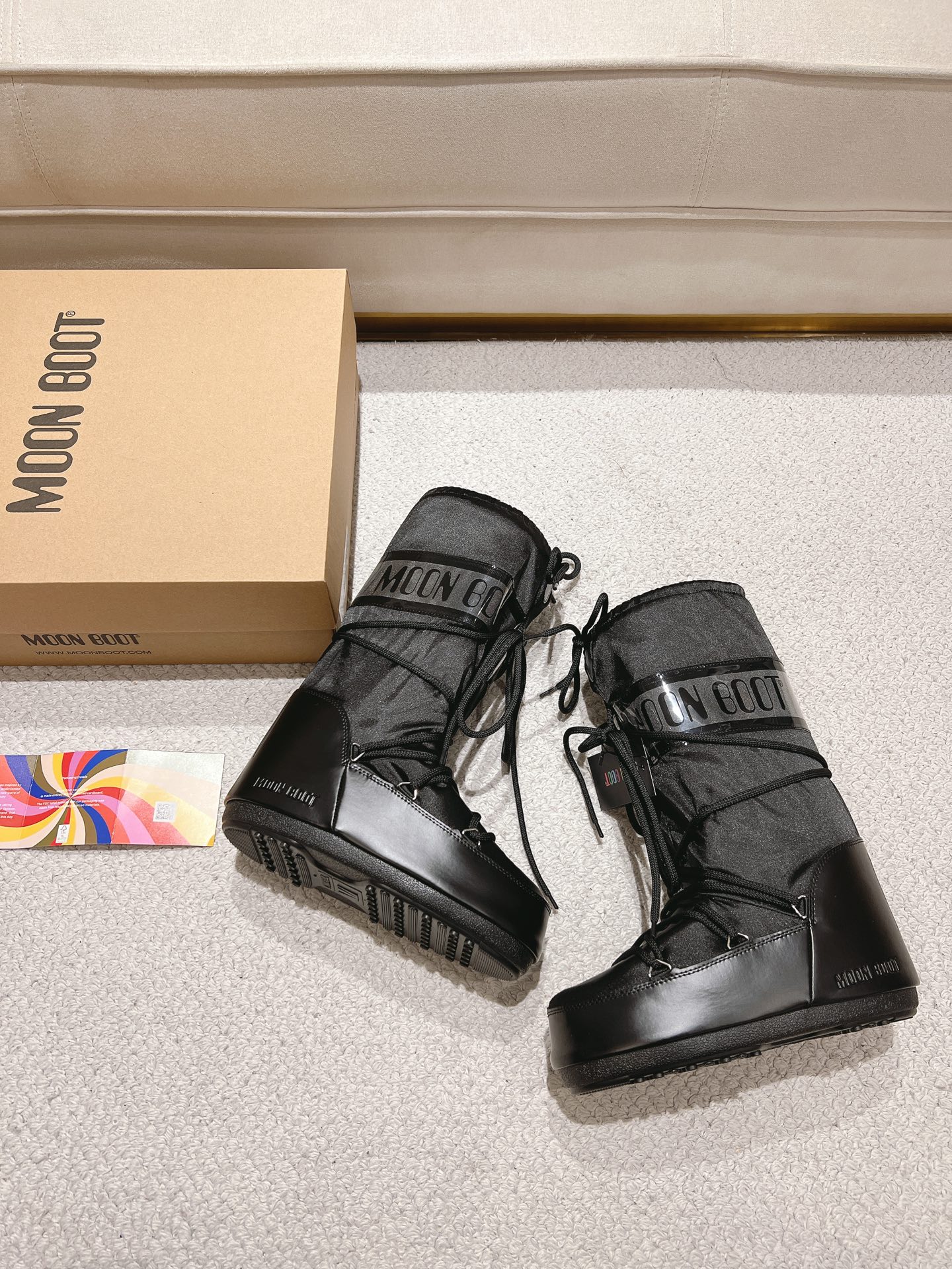 NO:490115,Moon Boot｜The legend of space snow realm that started in the 1970s originated from the inspiration for the moon landing on Apollo 11. Giancarlo Zanatta uses aerospace boots as the prototype to create a classic Moon Boot that was popular in the 1980s. Celebrities and celebrities have taken it one after another, and they are still a winter trend symbol!  Unique oval sole design, space-like silhouette, heart-warming at a glance, cross-circling, no lace-up, super easy to wear, honeycomb rubber midsole + non-slip sole, warm and stable, not afraid of snow, no distinction between left and right feet, freeing the feet, and super comfortable!  The new satin three-color star is available. Stars such as Wang Hedi, Yang Chaoyue, Yi Mengling are all wearing it. The essential appearance and performance of the snow are both online. Warm + versatile + trendy and cool texture = Winter Shoe King. Wear it and be the most beautiful baby in the snow!  The street-level eye-catching is full of attention~ #MoonBoot #Snow boots #Trendy shoes outfit #Ski equipment #Single model Size 36/38 Small size 39/41 Large size, snow boots, boots19860909Moon Boot｜始于1970s的太空雪境传奇 源自阿波罗11号登月灵感 Giancarlo Zanatta以宇航靴为原型 创造出风靡80年代的经典Moon Boot 明星名人纷纷上脚,至今仍是冬日潮流标志！ 独特椭圆鞋底设计 太空感廓形一眼心动 交叉环绕免系带 一脚蹬穿超方便 蜂窝橡胶中底+防滑大底 保暖稳行不惧雪地  不分左右脚设计 解放双脚 舒适度爆表！ 全新缎面三色登  王鹤棣、杨超越、易梦玲等明星都在穿 雪地耍帅必备颜值与性能双双在线 保暖+百搭+潮酷质感＝冬日鞋王 穿上它,做雪地里最靓的崽！炸街级吸睛度拉满～ #MoonBoot #雪地靴 #潮鞋穿搭 #滑雪装备 #明星同款 码数36/38小码 39/41大码,雪地靴,boots,Women's Shoes