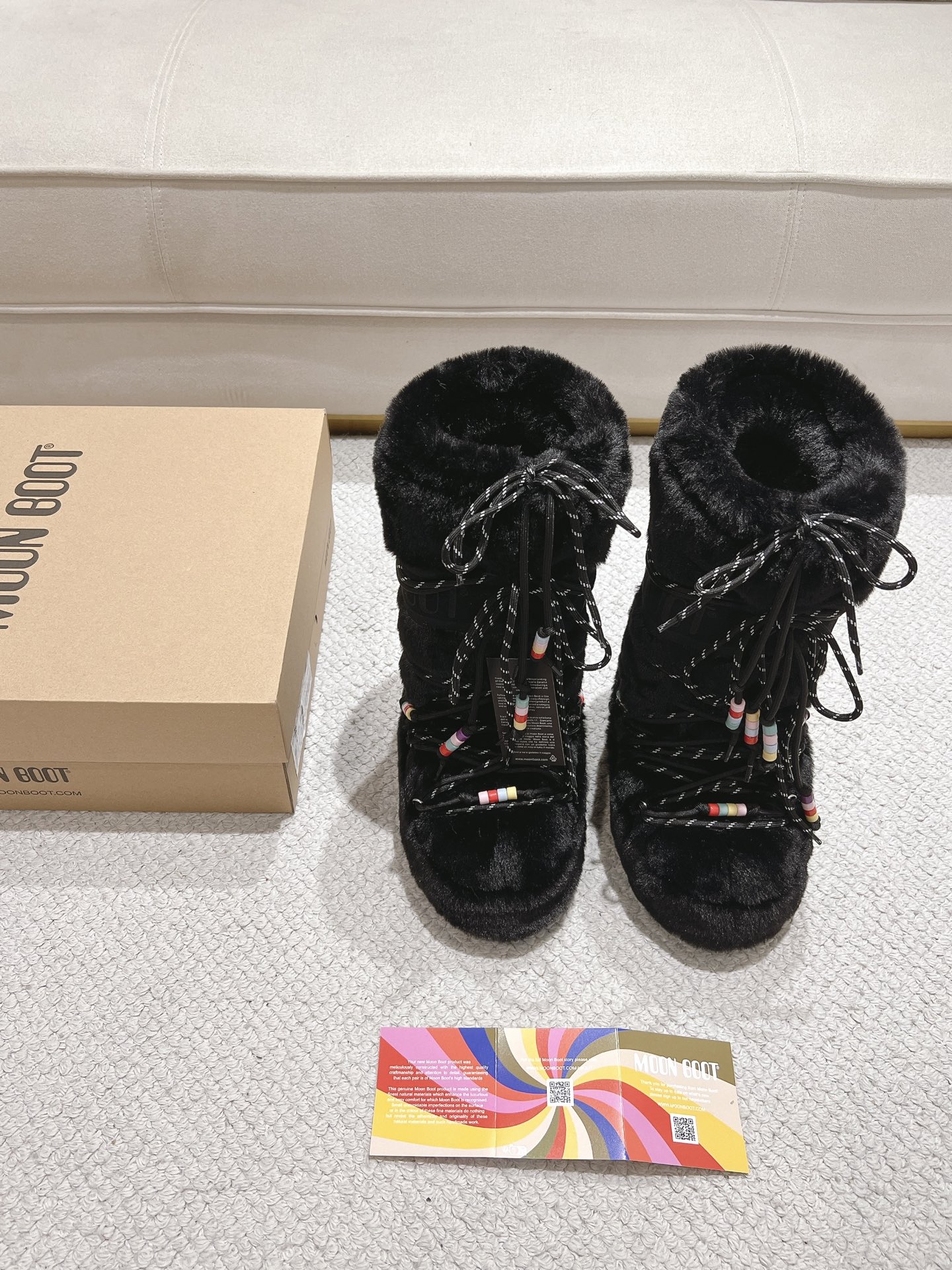 NO:560893,Exclusive and top-notch | New and upgraded version] A must-have in winter 2025!  Moon Boot moon snow boots - the ultimate warm weapon for fashionistas. Forget UGG!  The 'ugly Big Mac' that dominates the streets this winter is here~ Paris Hilton and Beckham's same Y2K retro style is back in fashion!  Invisible leg lift that increases the inner height by 4cm and makes you look slimmer. It is fluffy and soft but not bloated. It instantly shows your sense of style when you put it on your feet. The same style for both men and women | Can be worn by both men and women | Regardless of left or right foot!  Maximum warmth | Have fun in the snow without any pressure. Trendy style codes | Easily achieve the millennial hot girl style. Say goodbye to ordinary snow boots ~ this winter you need to be warm and rusty!  #MoonBoot snow boots #winter hot style #痞小similar style #millennium style outfit Fabric: Original customized/cowhide/woven wool/high mercerized waterproof cloth Lining: Original silk cotton liner Foot: Original silk cotton liner Outsole: Original molded two-color non-slip outsole Bottom thickness: 4cm (including **) Number of yards: 35-40 (41. Customized) Packaging: Original full set of packaging  Color: official website updated simultaneously, snow boots, boots, cowhide19860909独家顶级｜全新升级版】2025冬季必入！Moon Boot月亮雪地靴——时髦精的终极保暖武器 忘掉UGG吧！今年冬天霸屏街头的“丑萌巨无霸”来啦～ 巴黎希尔顿、贝嫂同款Y2K复古风回潮！ 内增高4cm隐形拉腿·巨显瘦 蓬松柔软却不臃肿,上脚立刻QQ秀穿搭感 痞幼同款｜男女通穿｜不分左右脚！ 保暖力MAX｜雪地撒欢毫无压力 潮人穿搭密码｜轻松拿捏千禧辣妹风 告别普通雪地靴～今年冬天就要又暖又飒！ #MoonBoot雪地靴 #冬季爆款 #痞幼同款 #千禧风穿搭 面料: 原版定制/牛皮/织毛/高丝光防水布 内里: 原版丝绵内胆 垫脚: 原版丝绵内胆 大底: 原版开模双色防滑大底 底厚:4cm（含内**） 码数:35-40（41.定制） 包装:原版全套包装 颜色:官网同步更新,雪地靴,boots,cowhide,Women's Shoes