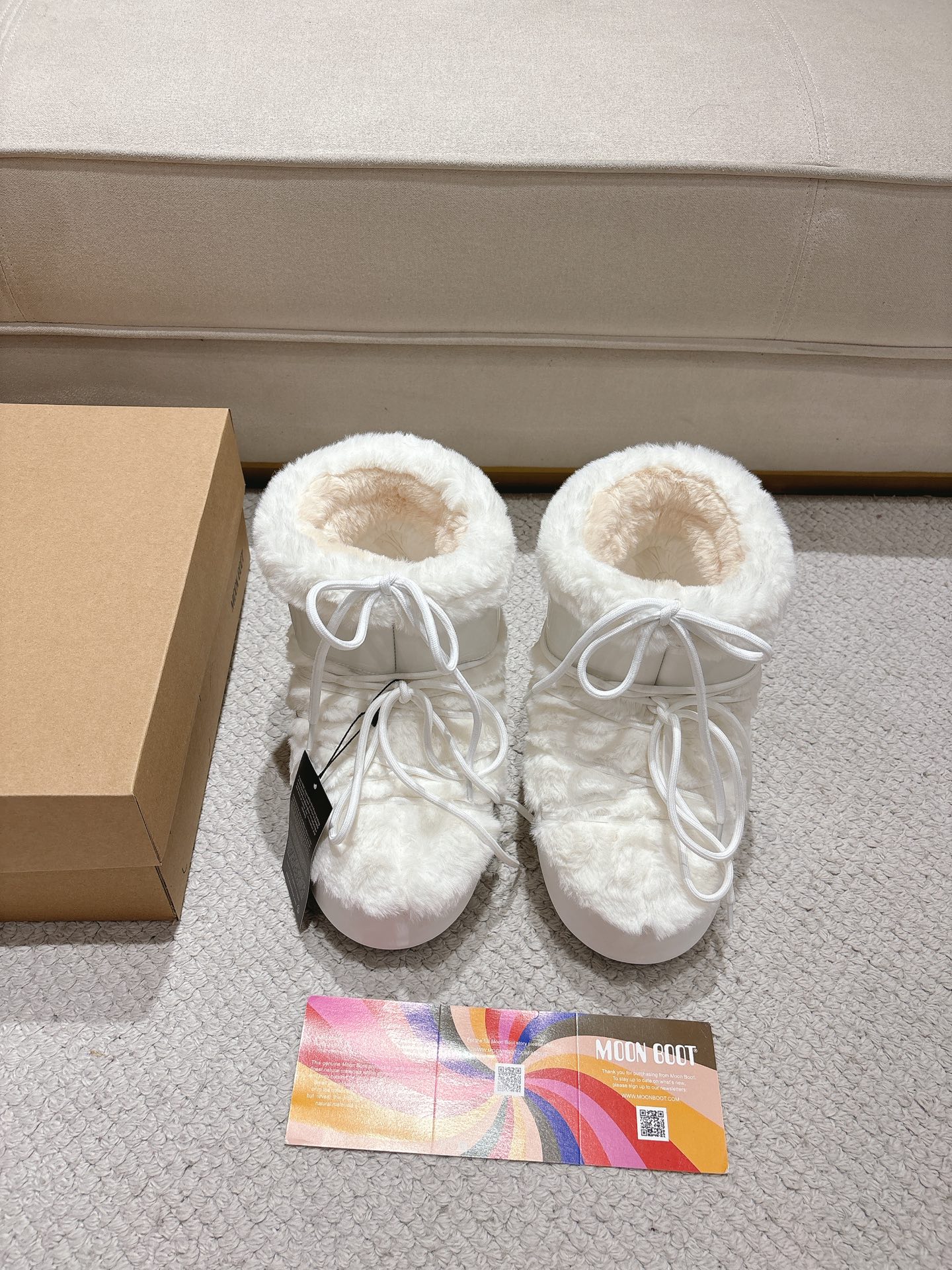 NO:490097,[Exclusive top level | Brand new upgraded version] Must-in for winter 2025!  Moon Boot Moon Snow Boots - The ultimate warm weapon of fashionable people. Forget UGG!  The 'ugly and cute giant' that dominated the streets this winter is here~ The retro style of the same style as Hilton and Beckham are coming!  Invisible legs with 4cm height inside, huge slim, fluffy and soft but not bloated, QQ immediately shows off her outfit. The same style as the young girl｜Wedding between men and women｜Do not distinguish between left and right feet!  Warm MAX｜Flowering in the snow without any pressure, trendy dress code｜Easy to grasp the style of millennial hot girls, say goodbye to ordinary snow boots~ This winter will be warm and cool!  #MoonBoot snow boots #Winter hit #Same style as Piyou #Millennial style Fabric: Original customization/cowhide/wool/high mercerized tarp lining: Original silk cotton inner liner Floor pad: Original silk cotton inner liner Outsole: Original open mold dual-color non-slip sole Sole thickness: 4cm (including **) Size: 35-40 (41. Customized) Packaging: Original full set of packaging Color: Simultaneous update of official website, snow boots, boots, cowhide19860909【独家顶级｜全新升级版】2025冬季必入！Moon Boot月亮雪地靴——时髦精的终极保暖武器 忘掉UGG吧！今年冬天霸屏街头的“丑萌巨无霸”来啦～ 巴黎希尔顿、贝嫂同款Y2K复古风回潮！ 内增高4cm隐形拉腿·巨显瘦 蓬松柔软却不臃肿,上脚立刻QQ秀穿搭感 痞幼同款｜男女通穿｜不分左右脚！ 保暖力MAX｜雪地撒欢毫无压力 潮人穿搭密码｜轻松拿捏千禧辣妹风 告别普通雪地靴～今年冬天就要又暖又飒！ #MoonBoot雪地靴 #冬季爆款 #痞幼同款 #千禧风穿搭 面料: 原版定制/牛皮/织毛/高丝光防水布 内里: 原版丝绵内胆 垫脚: 原版丝绵内胆 大底: 原版开模双色防滑大底 底厚:4cm（含内**） 码数:35-40（41.定制） 包装:原版全套包装 颜色:官网同步更新,雪地靴,boots,cowhide,Women's Shoes