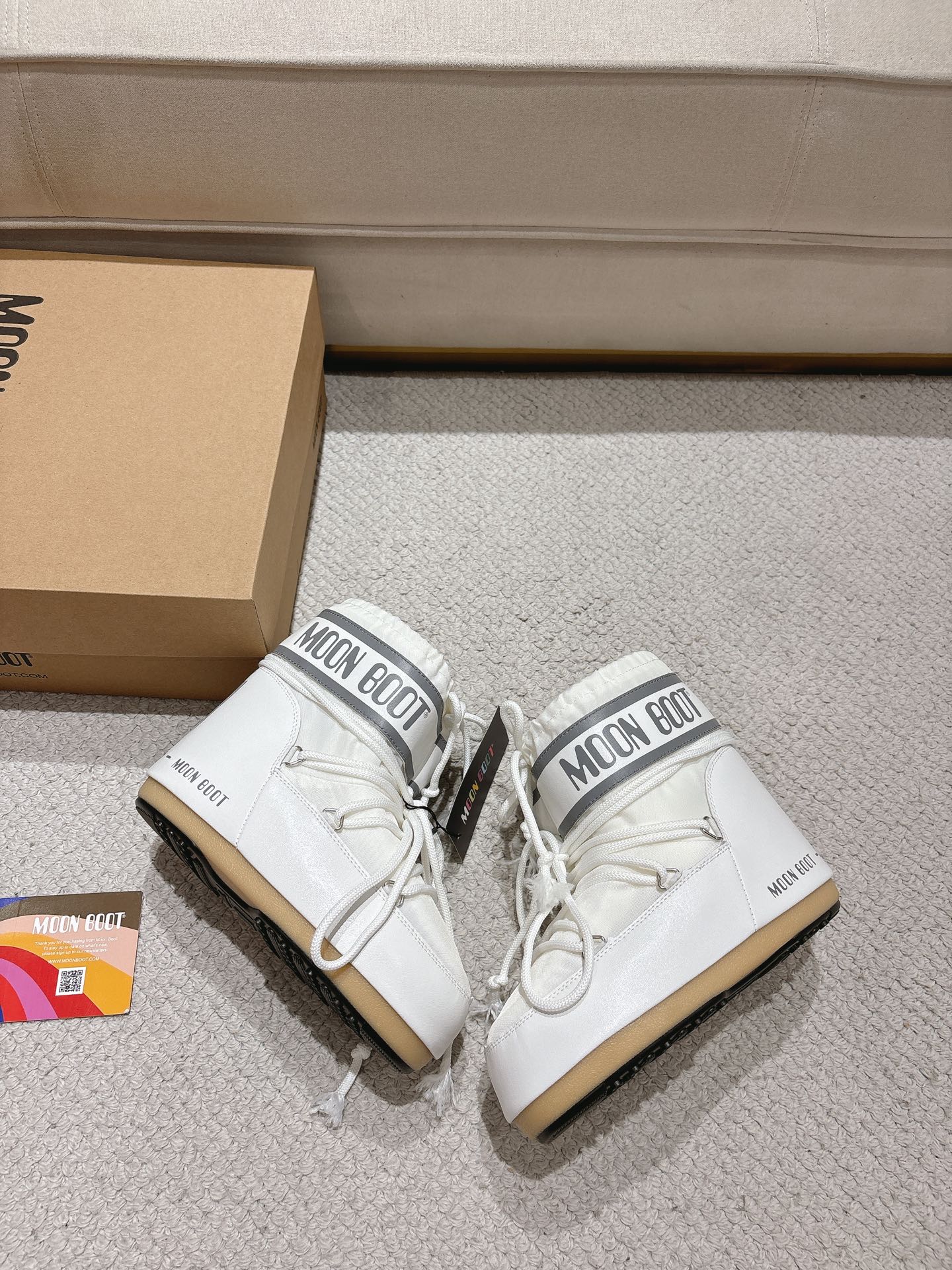 NO:560900,Moon Boot｜Space fashion in the snow, the same warm-keeping artifact from celebrities. Since the 1970s, Moon Boot has been a classic choice for ski vacations~ The shape of the space boots inspired by the Apollo moon landings became popular in the 1980s as soon as it was launched, and it is still a must-have for fashionistas today!  Anti-skid and anti-cold first-class rubber honeycomb sole + thin rubber outsole, super stable for walking in the snow. It is super convenient to step on regardless of the left and right feet. Cross shoelaces do not need to be tied, making it super easy to put on and take off. Celebrities such as Wang Hedi, Yang Chaoyue, Yi Mengling... are all wearing it!   The new satin color is super beautiful and comes in three high-end colors. It is the most eye-catching presence in the snow. It is warm and fashionable, and looks and has strength at the same time. Wear it and be the coolest kid in the snow!  #MoonBoot #雪地Boots #Celebrity Same Style #Ski Equipment #Winter Wear 36/38 small size 39/41 medium size, snow boots, boots19860909Moon Boot｜雪地里的太空时尚,明星同款保暖神器 自70年代起,Moon Boot就是滑雪度假的经典选择～ 受阿波罗登月启发而设计的宇航靴造型 一推出就风靡80年代,至今仍是潮人必备！ 防滑防寒一流橡胶蜂窝底 + 薄橡胶外底,雪地行走超稳  一脚蹬超方便不分左右脚,交叉鞋带免系结,穿脱超轻松  明星纷纷上身王鹤棣、杨超越、易梦玲…都在穿！  新色缎面超美三款高级配色,雪地中最亮眼的存在 保暖又时髦,颜值与实力并存～ 穿上它,做雪地里最酷的崽！ #MoonBoot #雪地靴 #明星同款 #滑雪装备 #冬日穿搭 36/38小码 39/41中码,雪地靴,boots,Women's Shoes