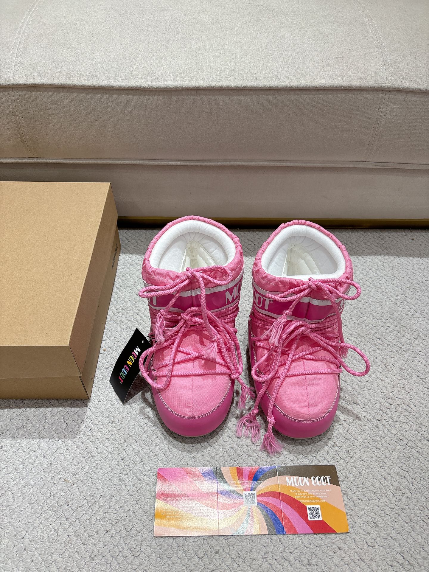 NO:560904,.Moon Boot｜Space fashion in the snow, the same warm-keeping artifact from celebrities. Since the 1970s, Moon Boot has been a classic choice for ski vacations~ The shape of the aerospace boots inspired by the Apollo moon landings became popular in the 1980s as soon as it was launched, and it is still a must-have for fashionistas today!  Anti-skid and anti-cold first-class rubber honeycomb sole + thin rubber outsole, super stable for walking in the snow. It is super convenient to step on regardless of the left and right feet. Cross shoelaces do not need to be tied, making it super easy to put on and take off. Celebrities such as Wang Hedi, Yang Chaoyue, Yi Mengling... are all wearing it!   The new satin color is super beautiful and comes in three high-end colors. It is the most eye-catching presence in the snow. It is warm and fashionable, and looks and has strength at the same time. Wear it and be the coolest kid in the snow!  #MoonBoot #雪地Boots #Celebrity Same Style #Ski Equipment #Winter Wear 36/38 small size 39/41 medium size, snow boots, boots19860909.Moon Boot｜雪地里的太空时尚,明星同款保暖神器 自70年代起,Moon Boot就是滑雪度假的经典选择～ 受阿波罗登月启发而设计的宇航靴造型 一推出就风靡80年代,至今仍是潮人必备！ 防滑防寒一流橡胶蜂窝底 + 薄橡胶外底,雪地行走超稳  一脚蹬超方便不分左右脚,交叉鞋带免系结,穿脱超轻松  明星纷纷上身王鹤棣、杨超越、易梦玲…都在穿！  新色缎面超美三款高级配色,雪地中最亮眼的存在 保暖又时髦,颜值与实力并存～ 穿上它,做雪地里最酷的崽！ #MoonBoot #雪地靴 #明星同款 #滑雪装备 #冬日穿搭 36/38小码 39/41中码,雪地靴,boots,Women's Shoes