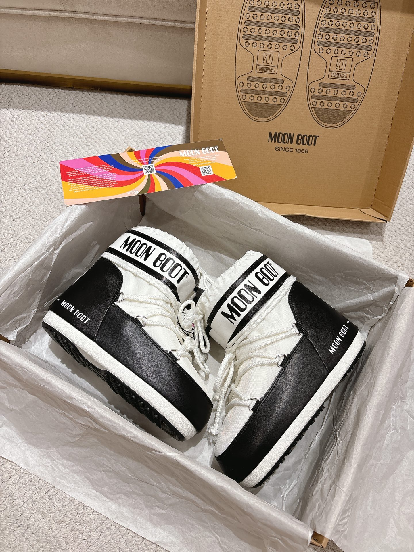 NO:490110,Moon Boot｜Space fashion in the snow, the same warmth artifact as celebrities. Since the 1970s, Moon Boot has been a classic choice for skiing vacations~ The aerospace boot style inspired by Apollo's moon landing was popular in the 1980s as soon as it was launched and is still a must-have for trendy people!  Anti-slip, cold-proof first-class rubber honeycomb sole + thin rubber outsole, super stable walking in the snow. It is very convenient to pedal without distinguishing the left and right feet. Crossed shoelaces are not tied, and it is very easy to put on and take off. Celebrities are wearing Wang Hedi, Yang Chaoyue, Yi Mengling... they are all wearing it!   The new satin is super beautiful in three high-end colors, the most eye-catching existence in the snow, warm and fashionable, with both appearance and strength~ Wear it and be the coolest cub in the snow!  #MoonBoot #Snow Boots #Same Model in Celebrity #Ski Equipment #Winter Wearing 36/38 Small Size 39/41 Medium Size, Snow Boots, Boots19860909Moon Boot｜雪地里的太空时尚,明星同款保暖神器 自70年代起,Moon Boot就是滑雪度假的经典选择～ 受阿波罗登月启发而设计的宇航靴造型 一推出就风靡80年代,至今仍是潮人必备！ 防滑防寒一流橡胶蜂窝底 + 薄橡胶外底,雪地行走超稳  一脚蹬超方便不分左右脚,交叉鞋带免系结,穿脱超轻松  明星纷纷上身王鹤棣、杨超越、易梦玲…都在穿！  新色缎面超美三款高级配色,雪地中最亮眼的存在 保暖又时髦,颜值与实力并存～ 穿上它,做雪地里最酷的崽！ #MoonBoot #雪地靴 #明星同款 #滑雪装备 #冬日穿搭 36/38小码 39/41中码,雪地靴,boots,Women's Shoes