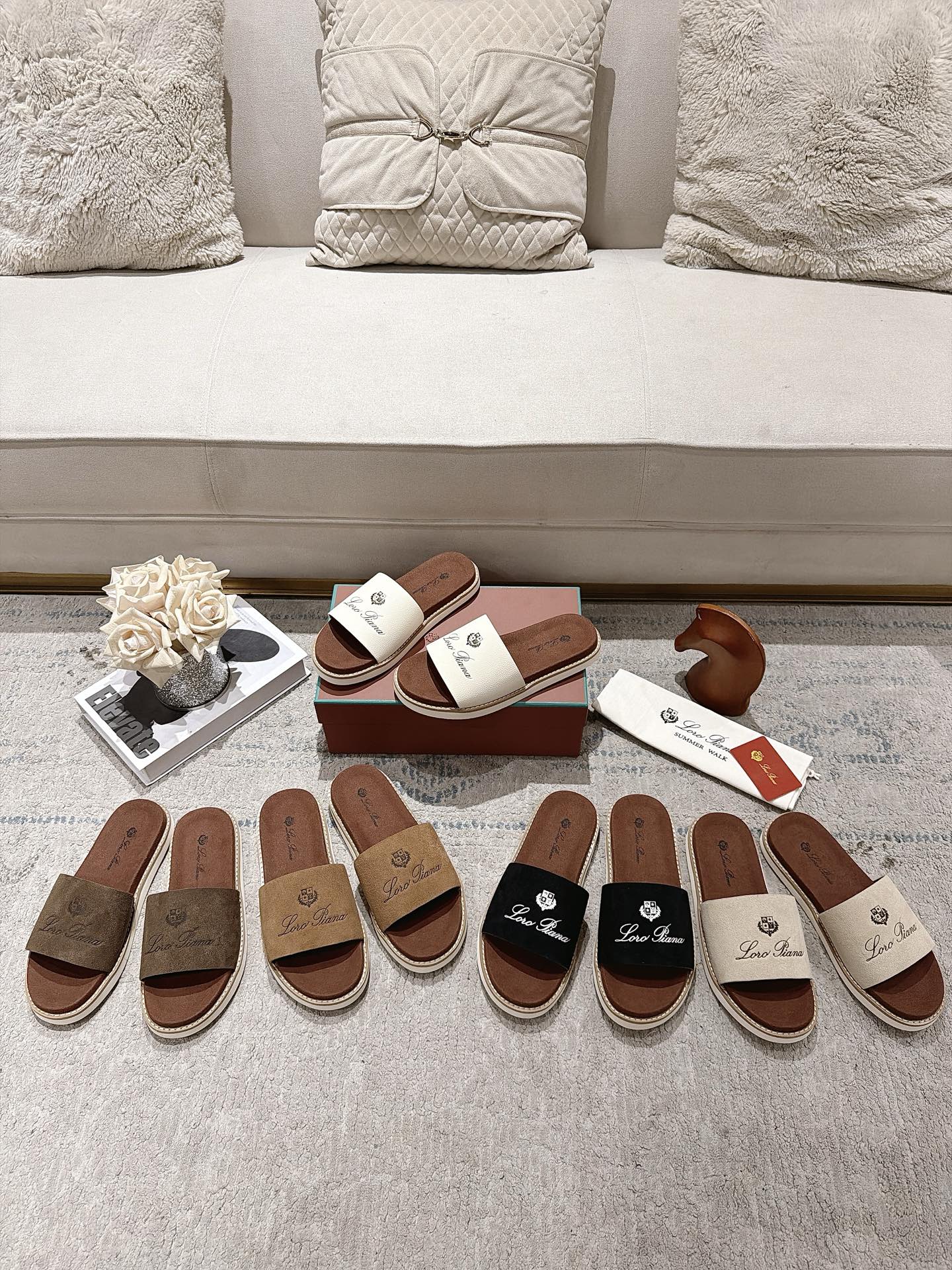 NO:955290,LP men's embroidered flip-flops with a relaxed and relaxed feel. Selected fine suede fabrics, soft and skin-friendly. The classic badge embroidery logo is low-key and noble, unobtrusive and luxurious. The widened shoelaces do not press on the instep, and can be worn at home and outside. 5 matching colors, thick anti-slip soles, load-bearing and wear-resistant, standard sizes, multi-color. For home and travel, support dropshipping!  Shoe size 39 to 45, loro piana19860909慵懒松弛感拉满的LP男士刺绣一字拖 甄选细腻翻毛皮面料,触感软糯亲肤 经典徽章刺绣logo低调显贵,不张扬的轻奢调性 加宽鞋带上脚不压脚背,居家外穿两用 5色百搭配色,加厚防滑鞋底,承重耐磨,尺码标准,多色齐全 居家、旅游,支持一件代发！ 鞋码39一45,,loro piana,Men's shoes