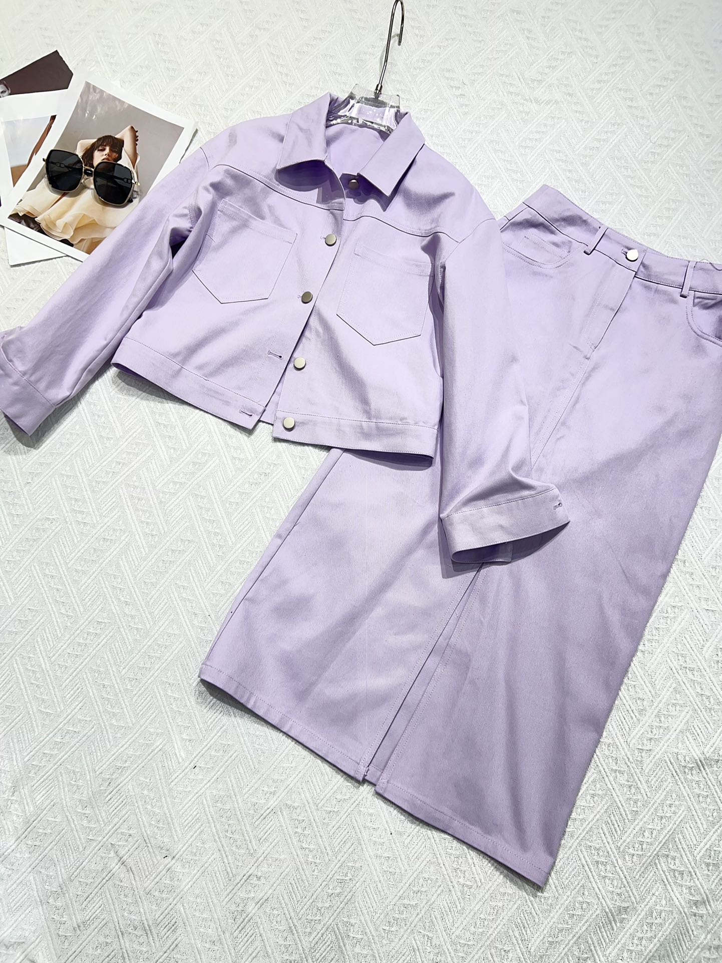 “High-Quality Female Suit for Acne Control and Style with Tweed Details” - 图片 4