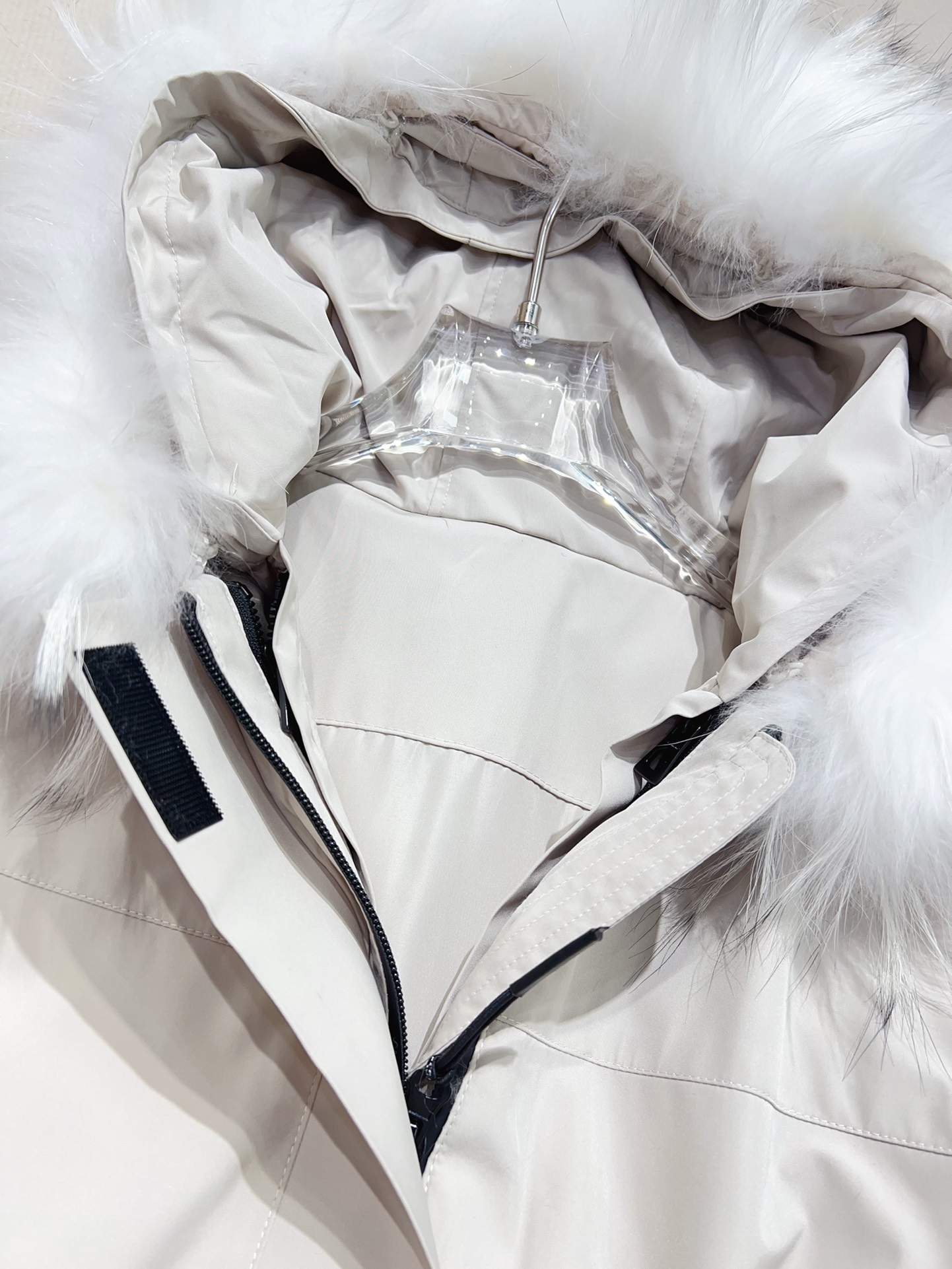 “Moncler Women’s Suit with Dust Bag and Tweezer for Winter Rabbit Hair Removal” - 图片 9