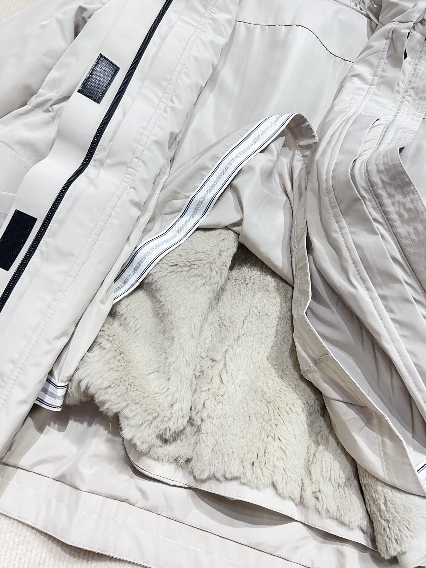 “Moncler Women’s Suit with Dust Bag and Tweezer for Winter Rabbit Hair Removal” - 图片 7